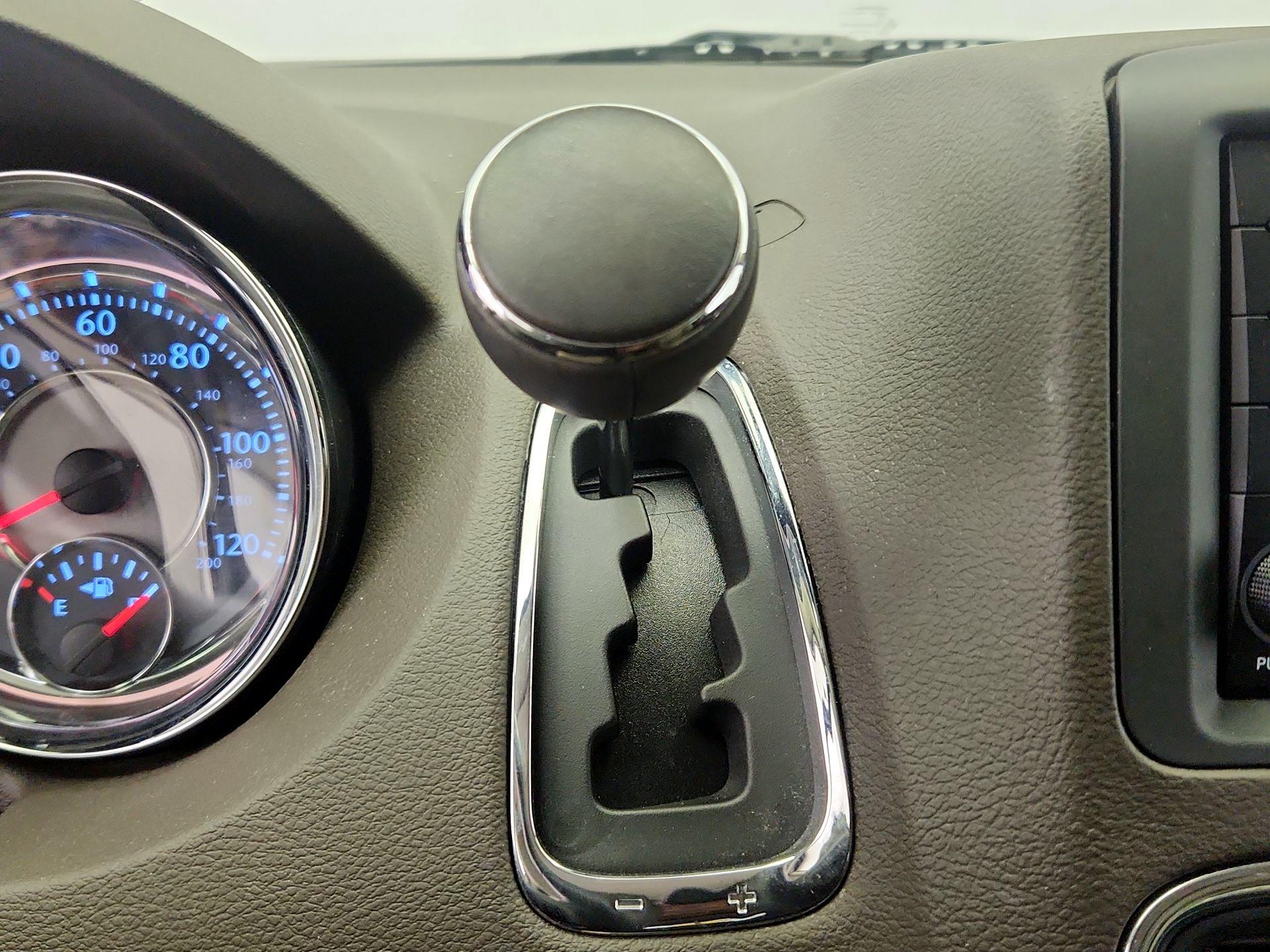 Thumbnail: 2015 Chrysler Town & Country - 17