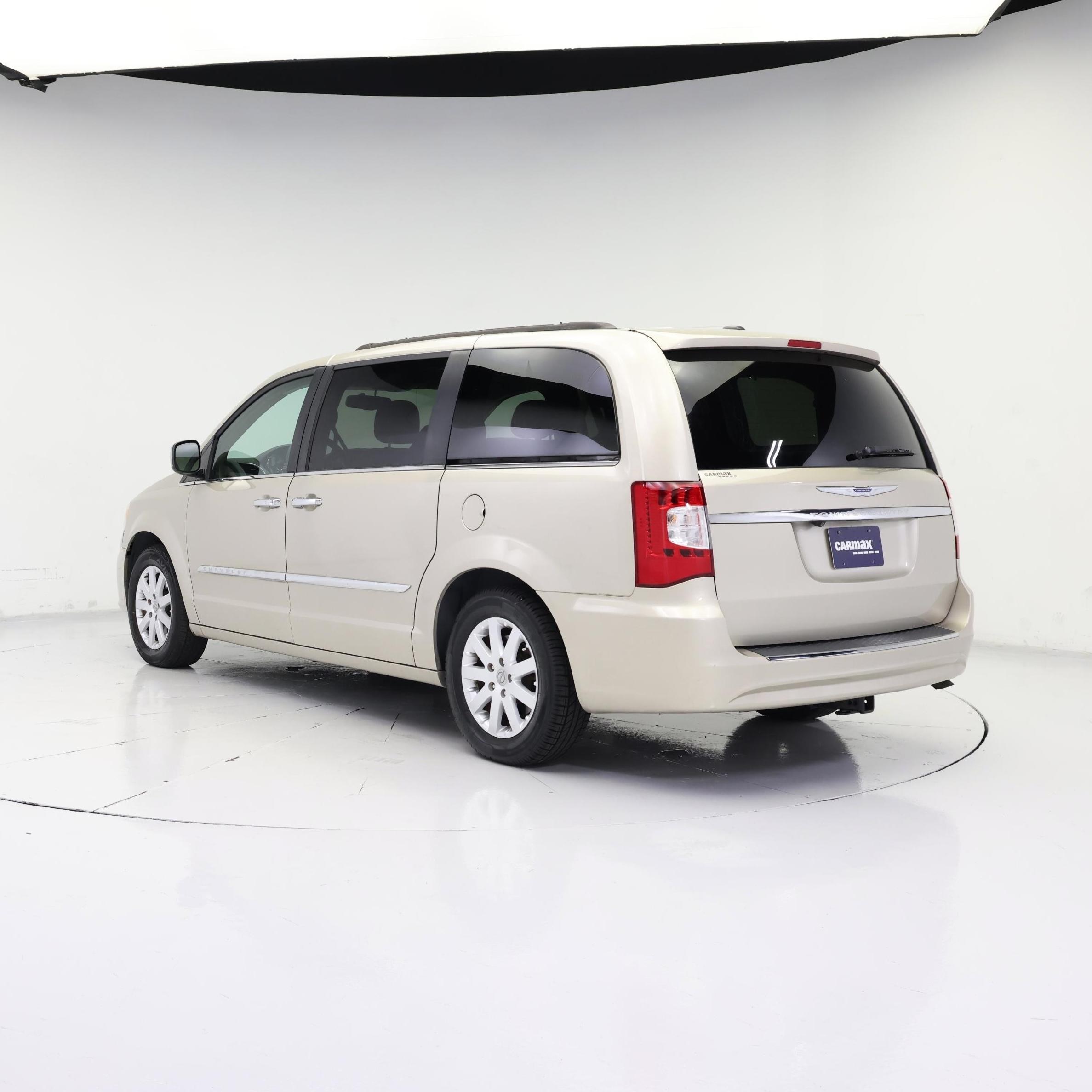 Thumbnail: 2015 Chrysler Town & Country - 2