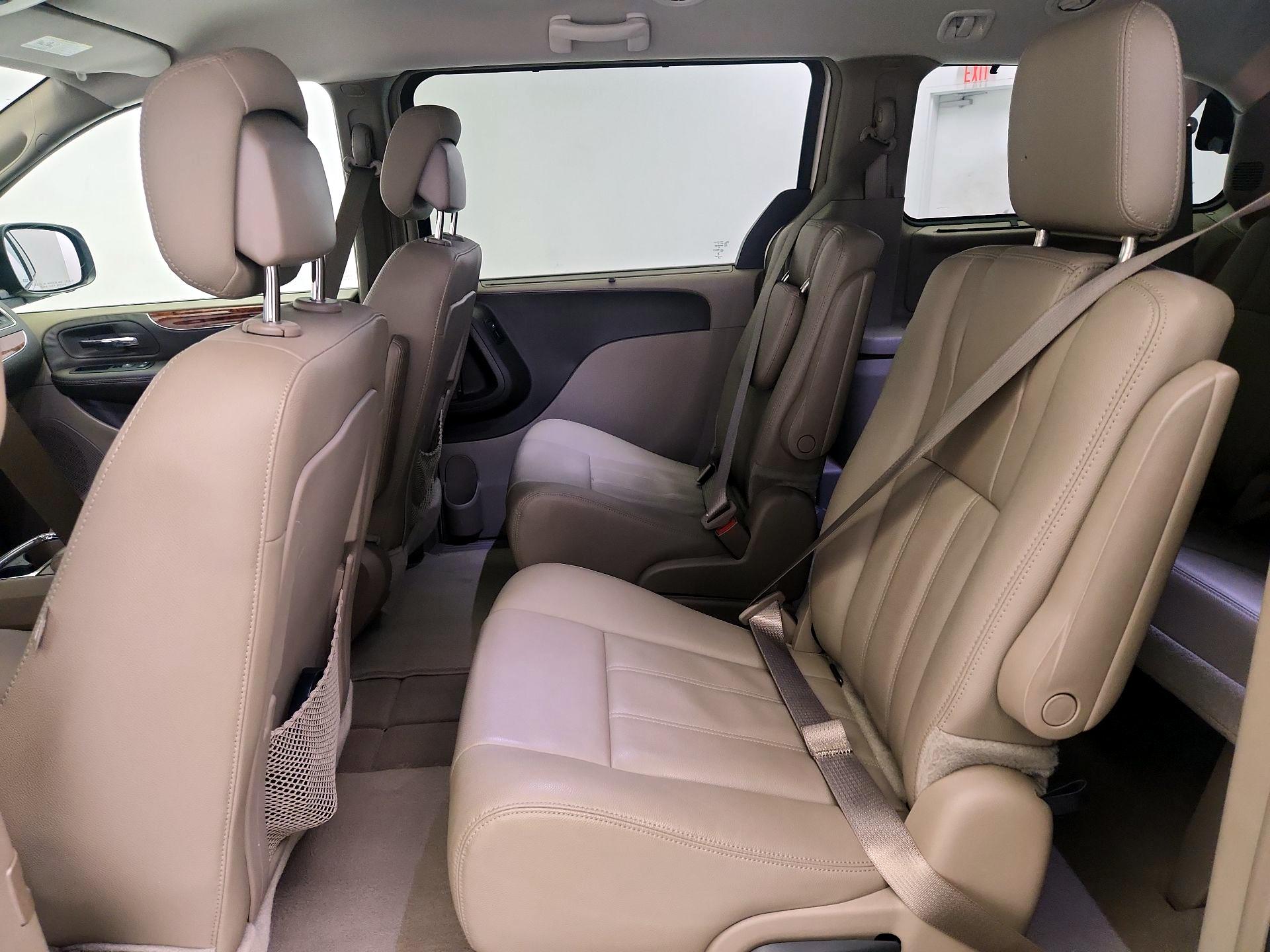 Thumbnail: 2015 Chrysler Town & Country - 19