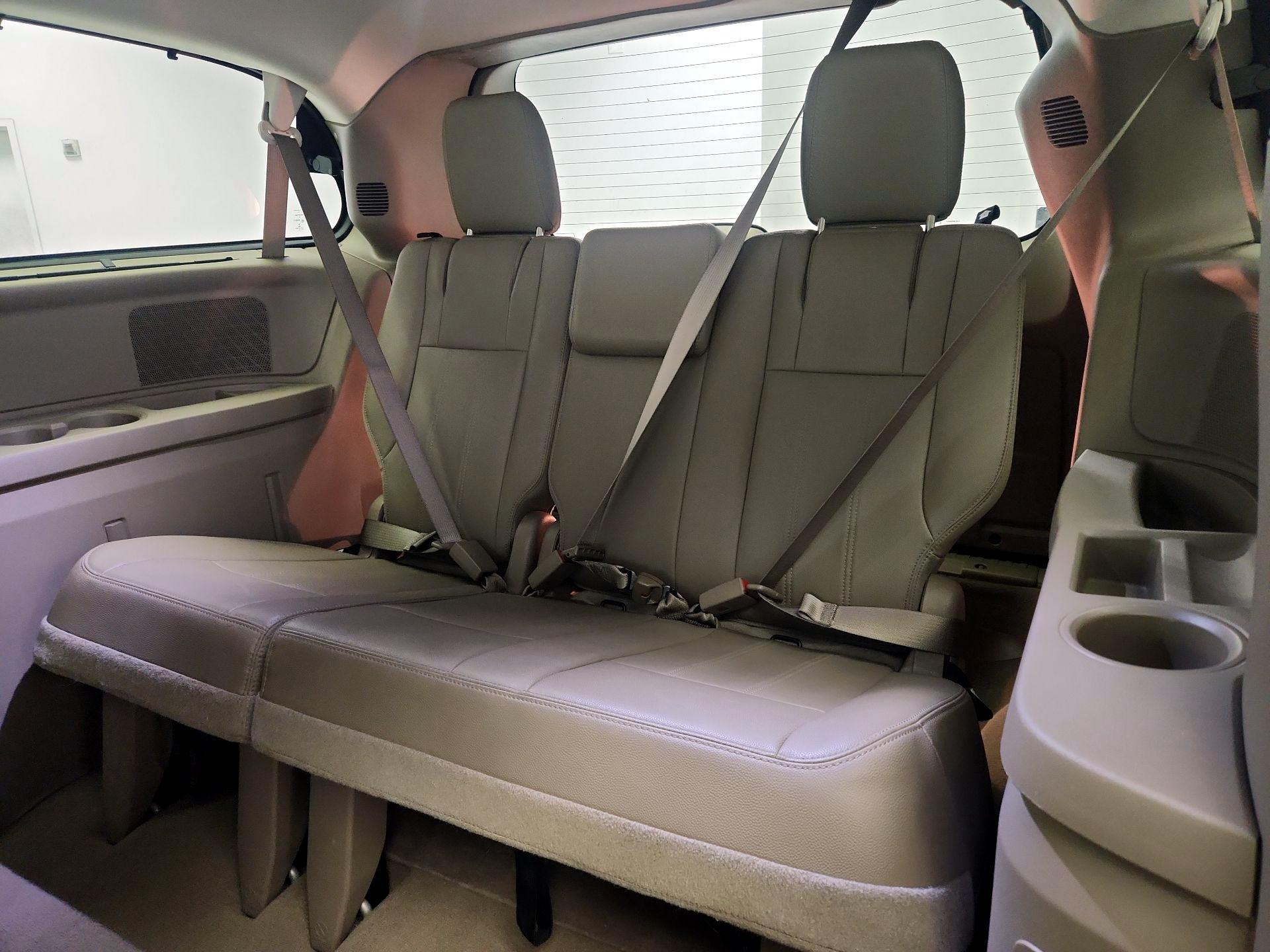 Thumbnail: 2015 Chrysler Town & Country - 20