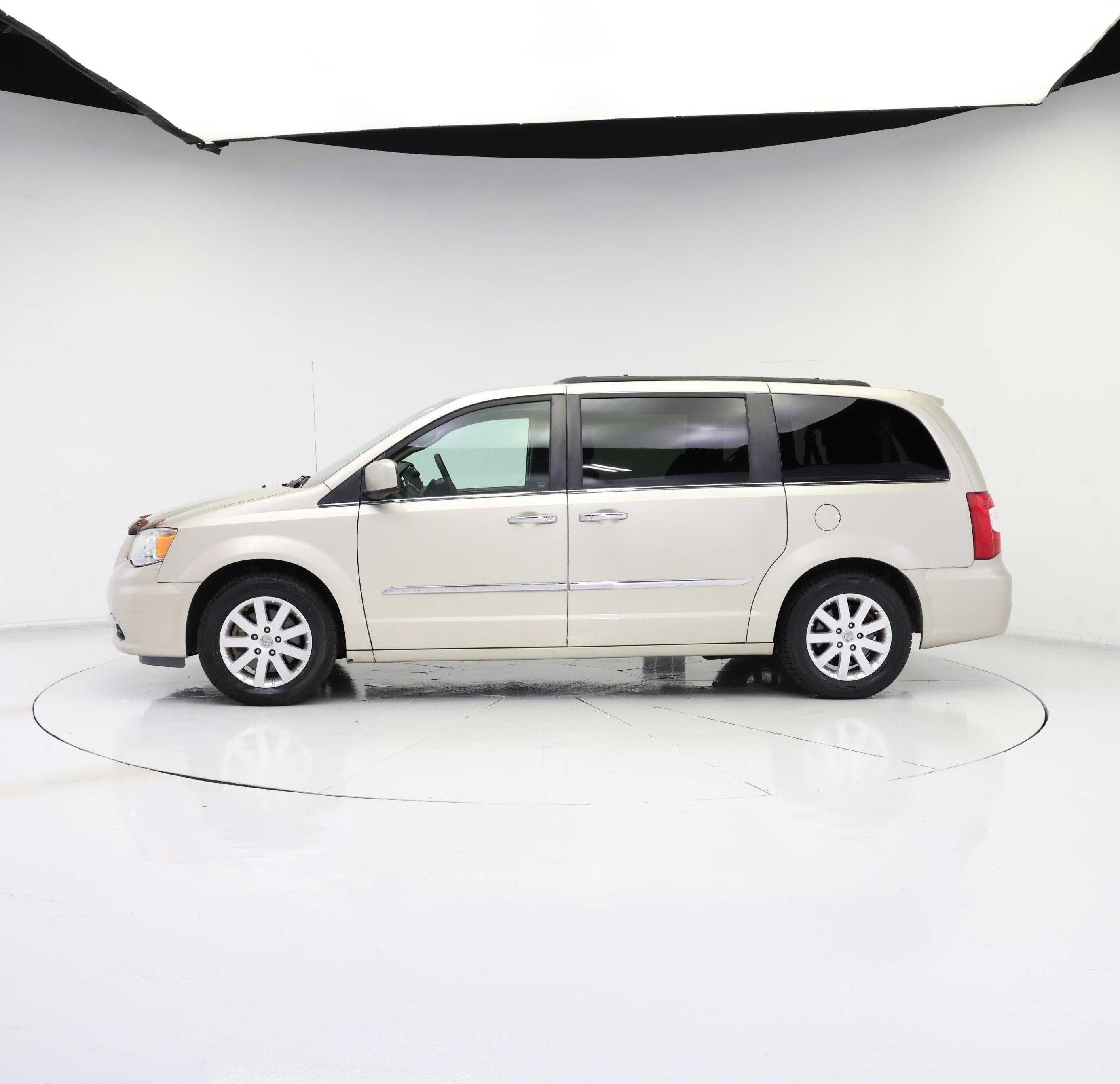 Thumbnail: 2015 Chrysler Town & Country - 3