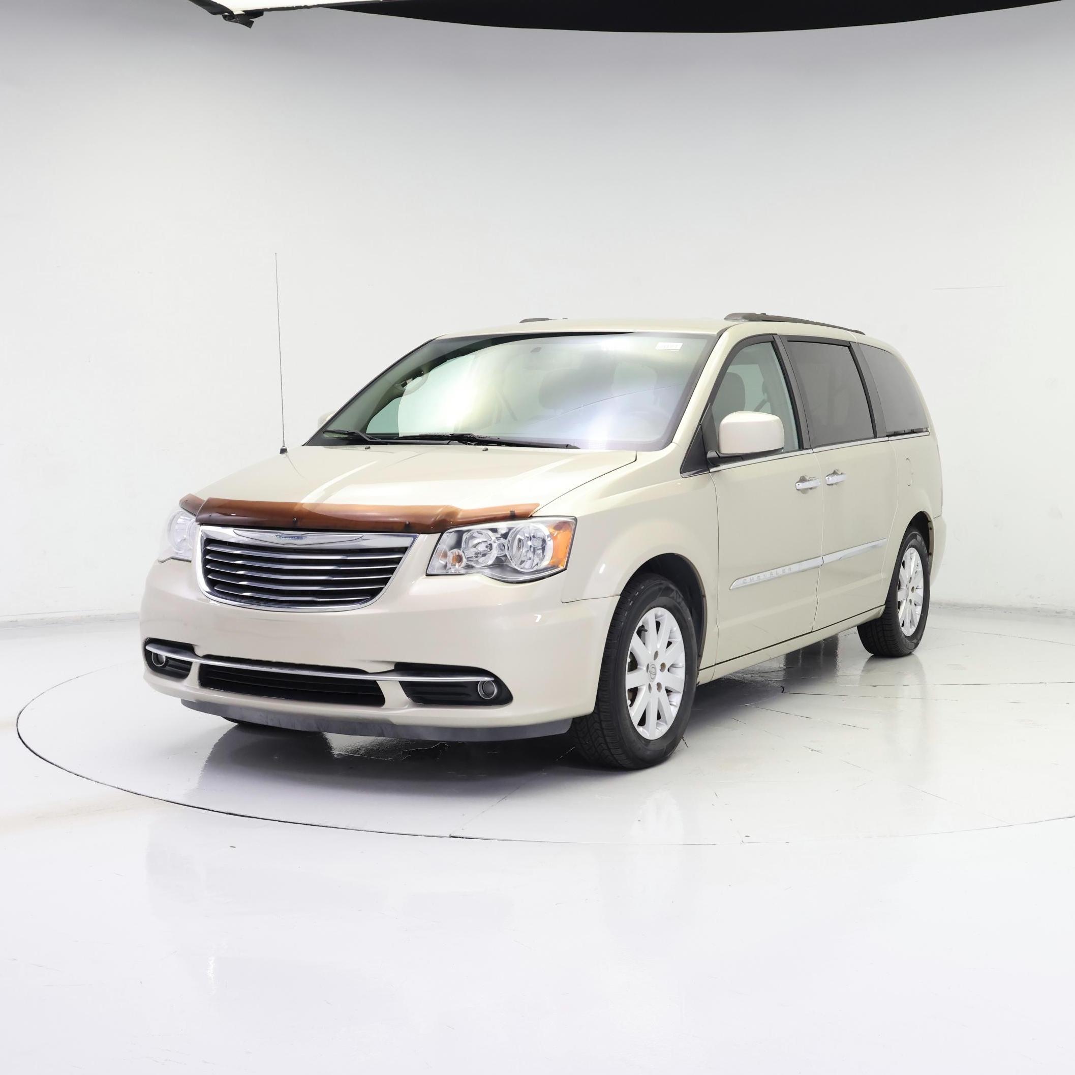 Thumbnail: 2015 Chrysler Town & Country - 4