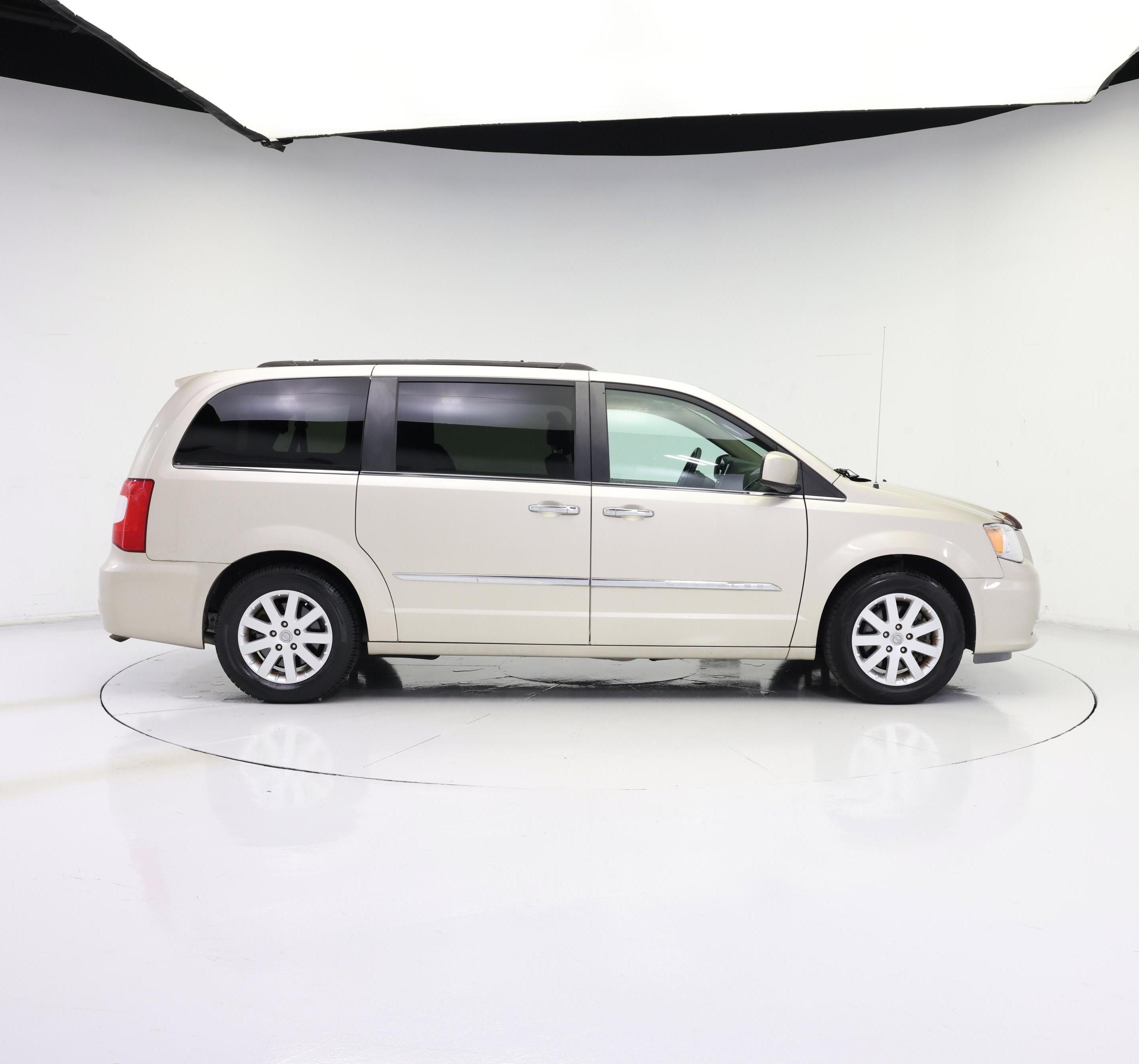 Thumbnail: 2015 Chrysler Town & Country - 7