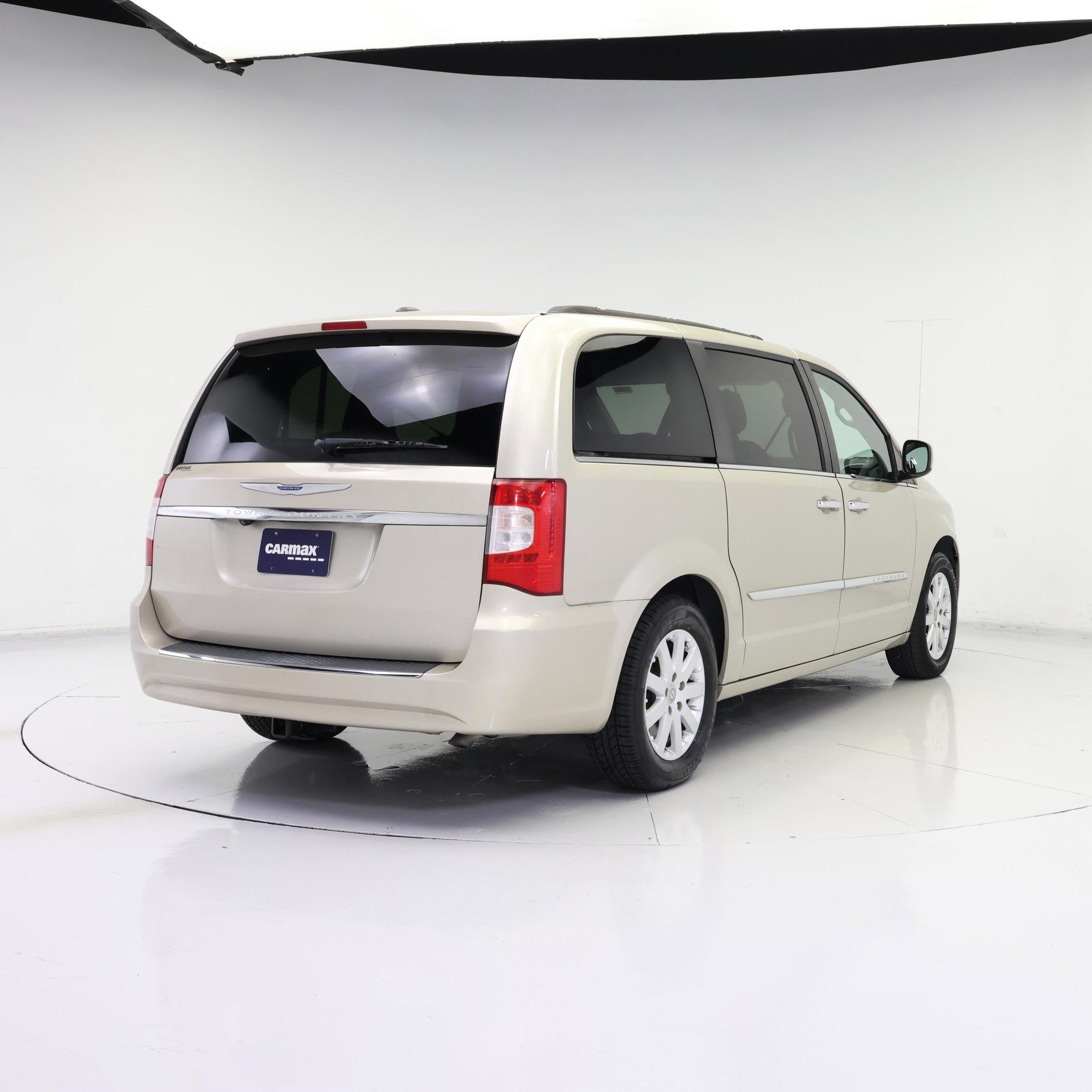 Thumbnail: 2015 Chrysler Town & Country - 8