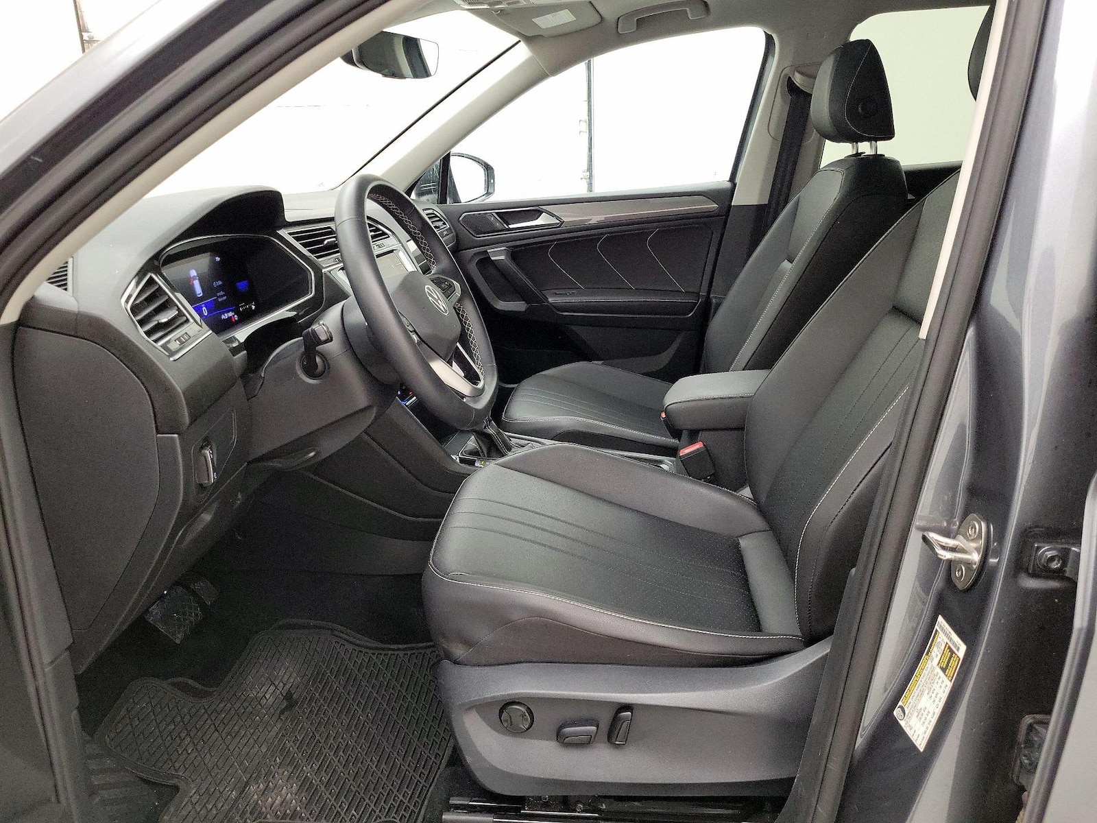 2023 Volkswagen Tiguan SE - Photo 12