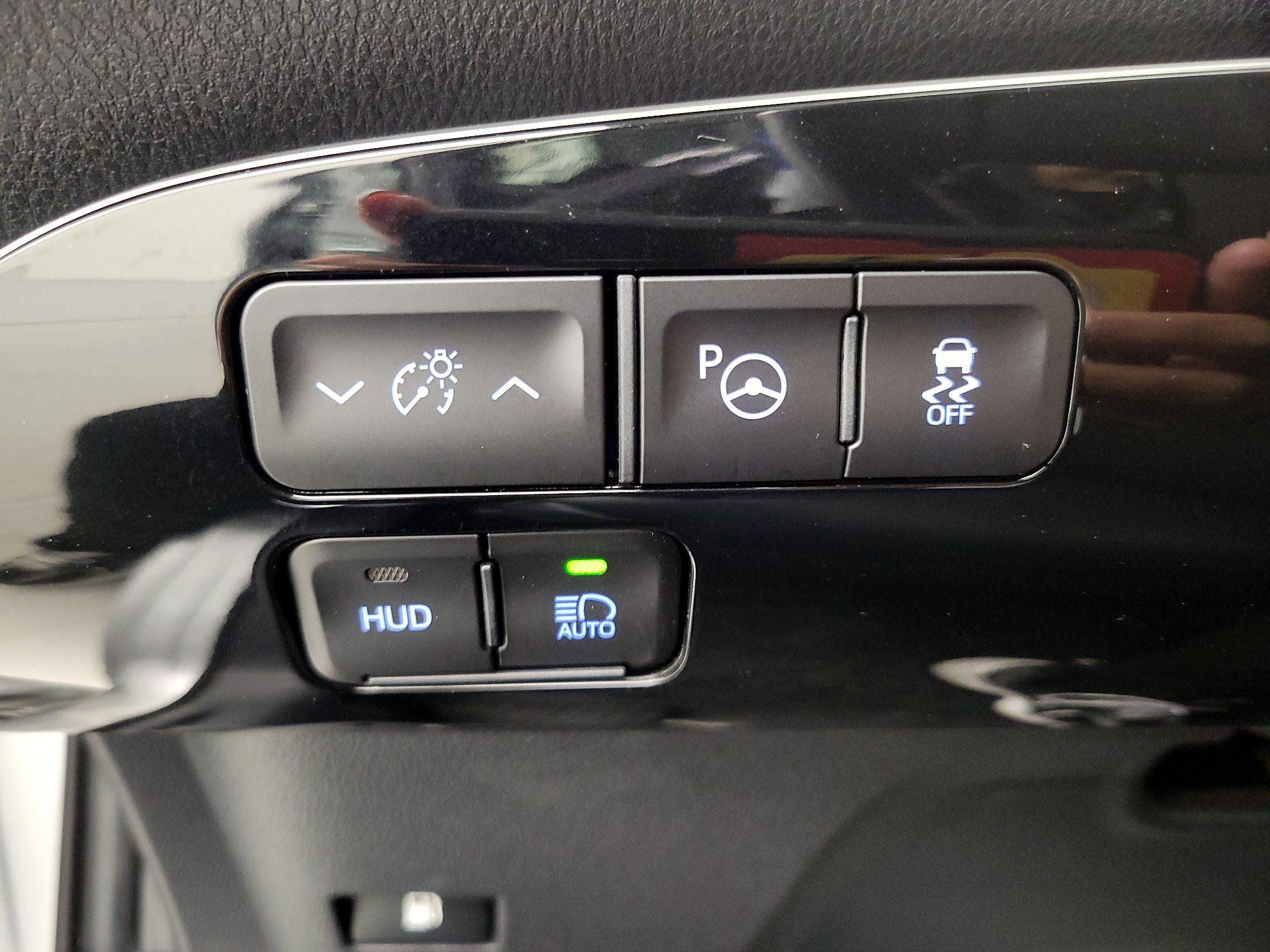 Thumbnail: 2020 Toyota Prius - 13
