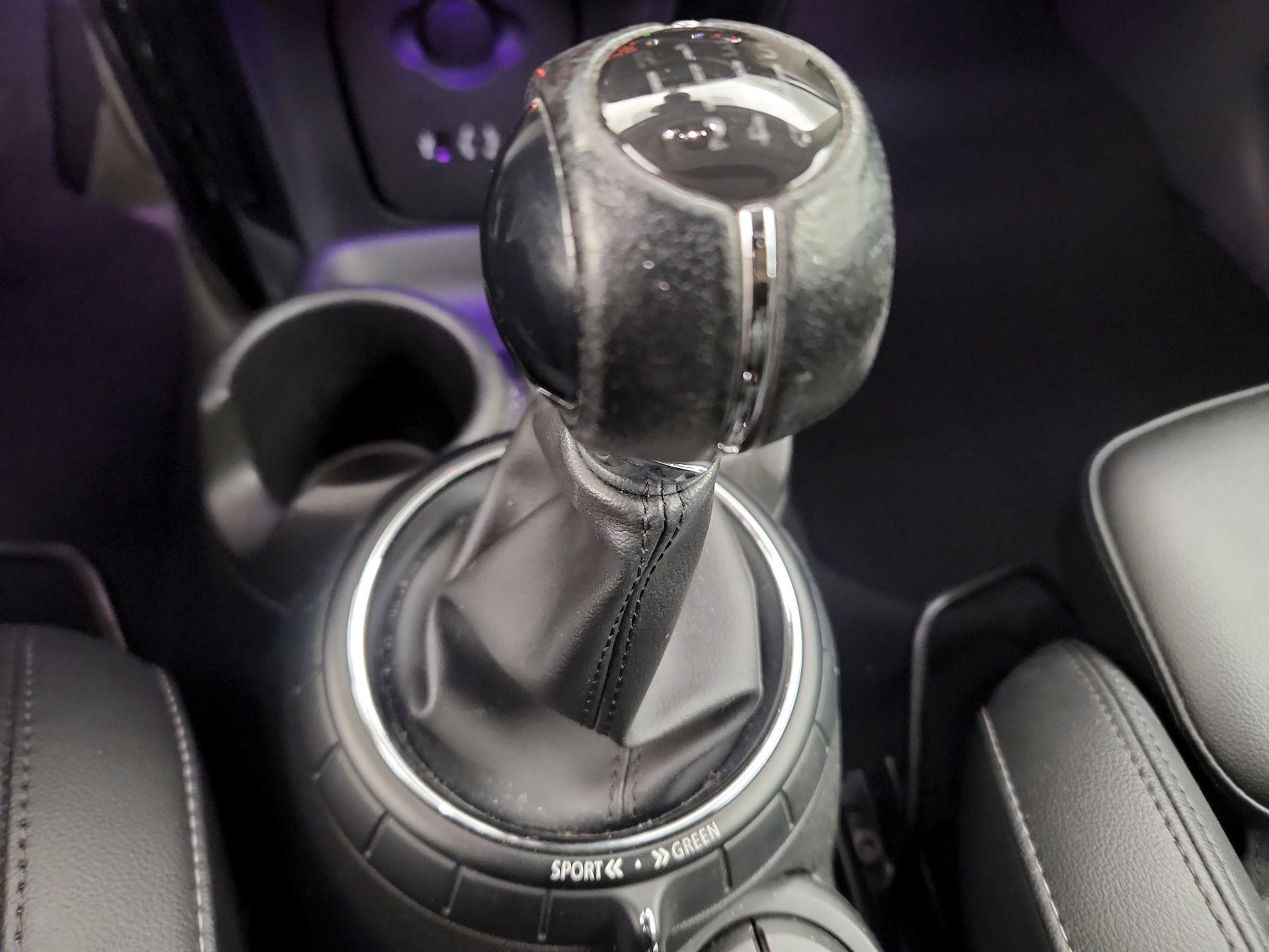 Thumbnail: 2015 MINI Cooper Hardtop - 17