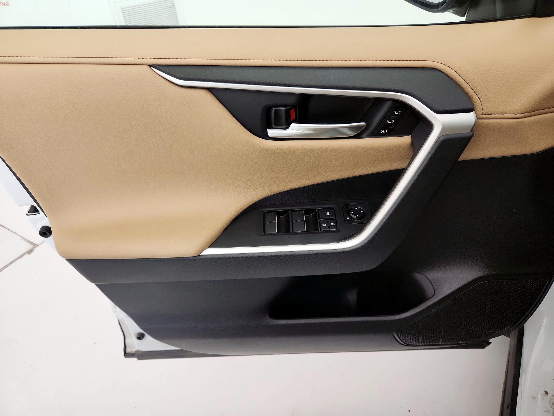 Thumbnail: 2021 Toyota RAV4 - 12