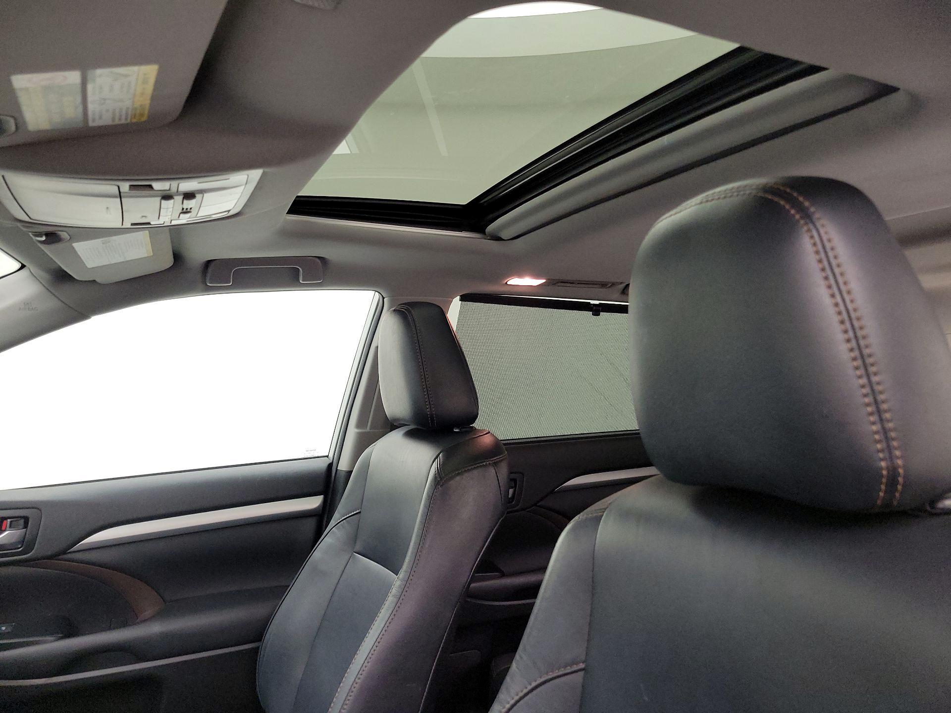 Thumbnail: 2019 Toyota Highlander - 19
