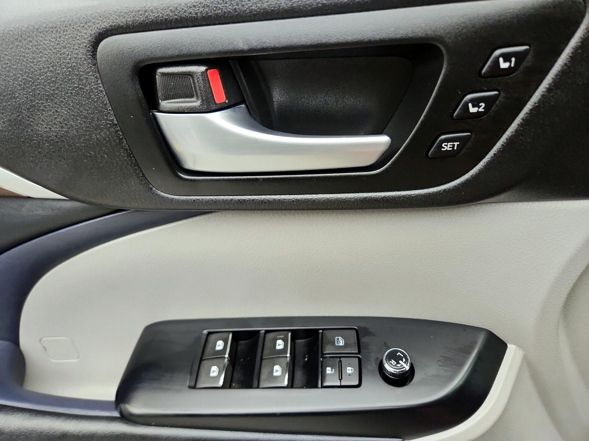 Thumbnail: 2015 Toyota Highlander - 12