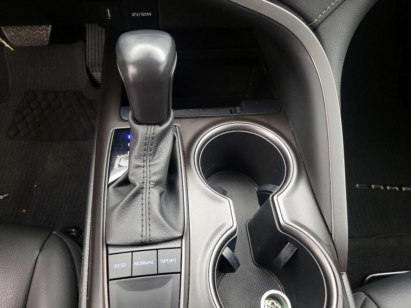 2022 Toyota Camry SE - Photo 18