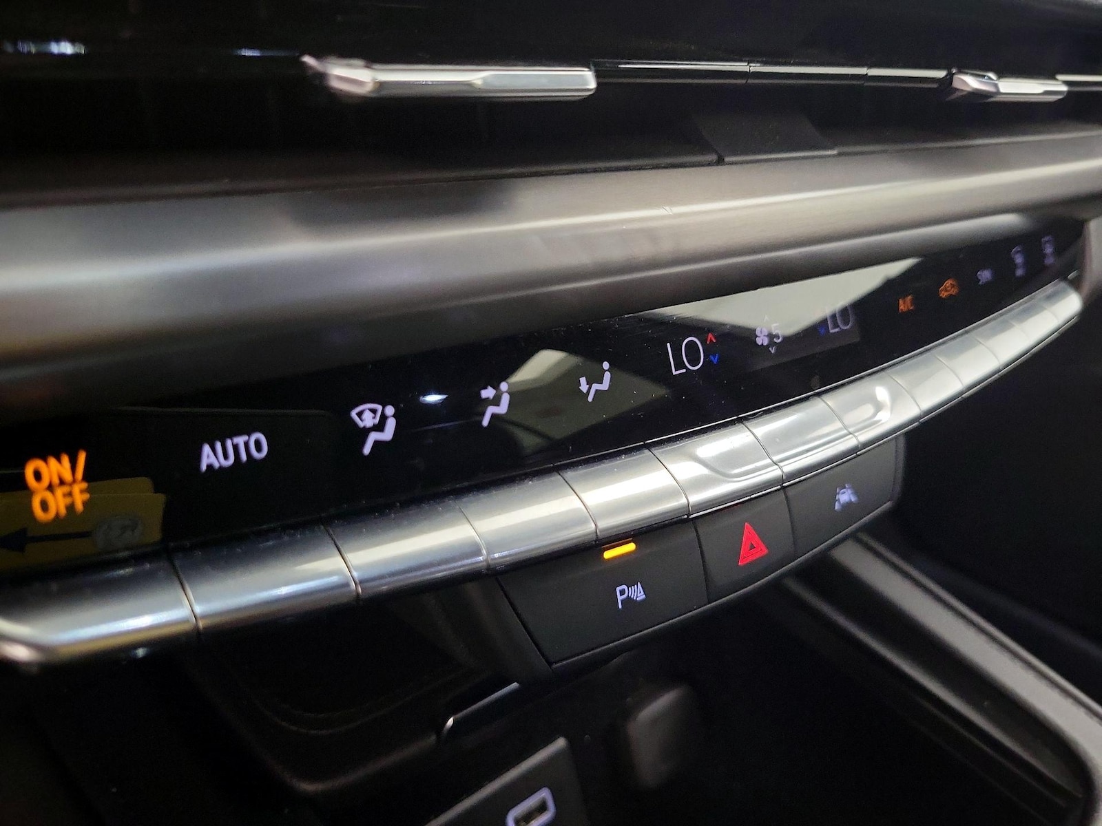 2024 Cadillac XT4 Premium Luxury - Photo 17