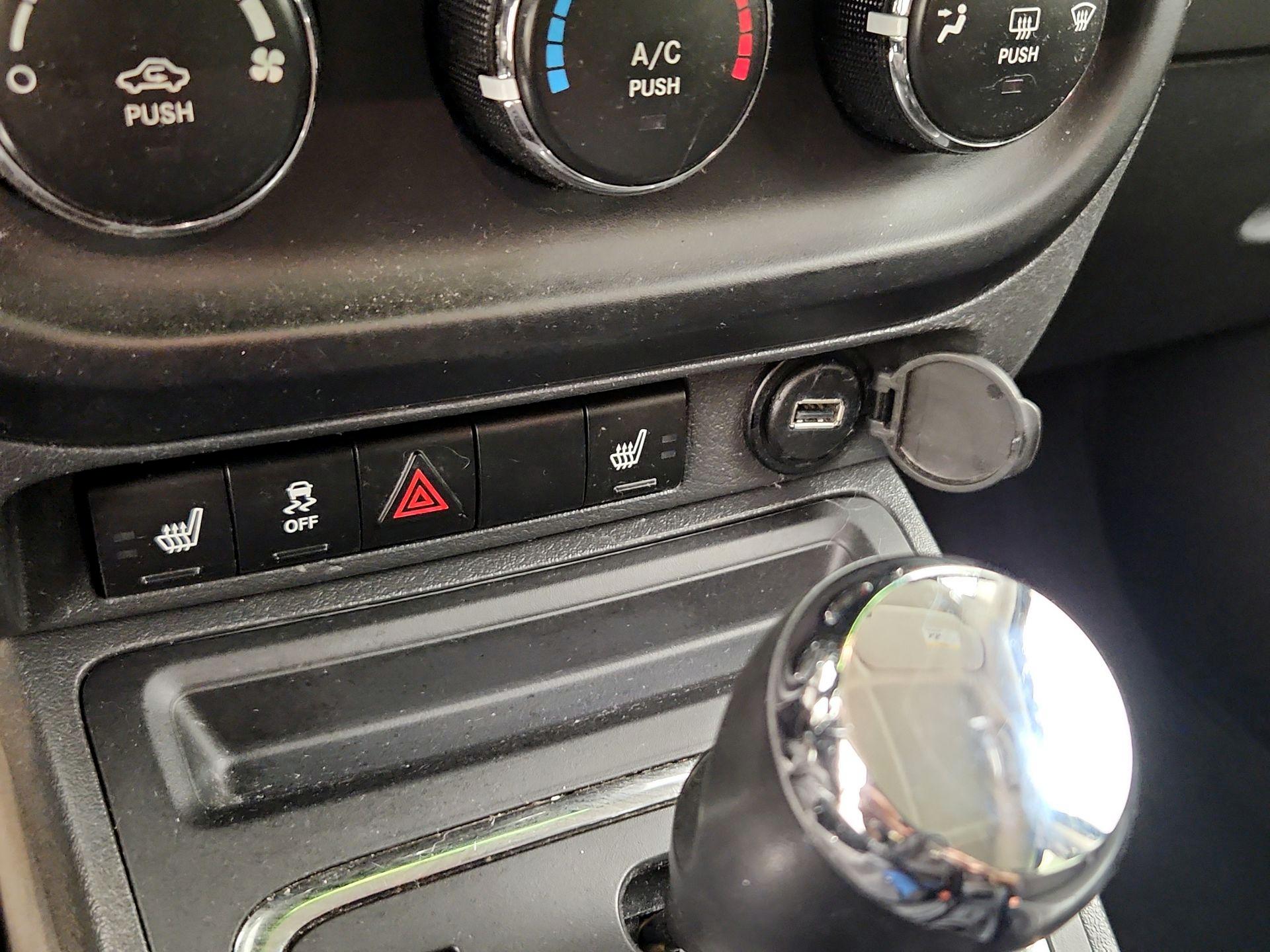 Thumbnail: 2016 Jeep Patriot - 17