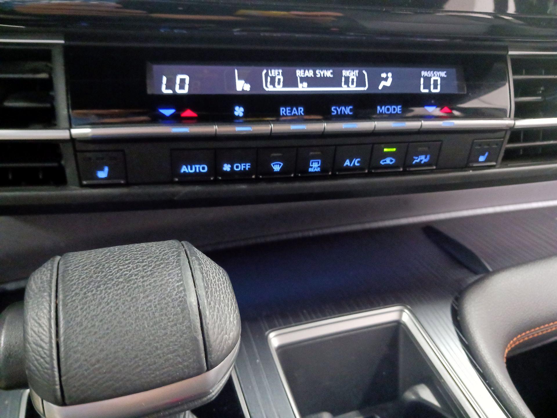Thumbnail: 2021 Toyota Sienna - 16