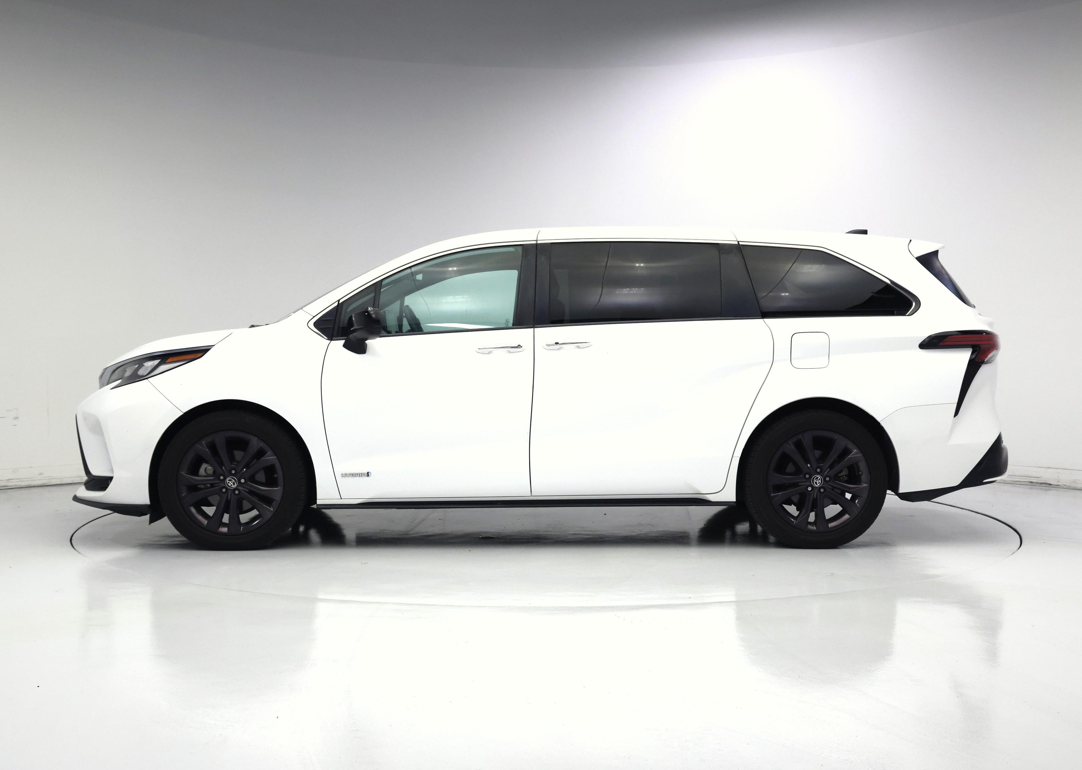 Thumbnail: 2021 Toyota Sienna - 3