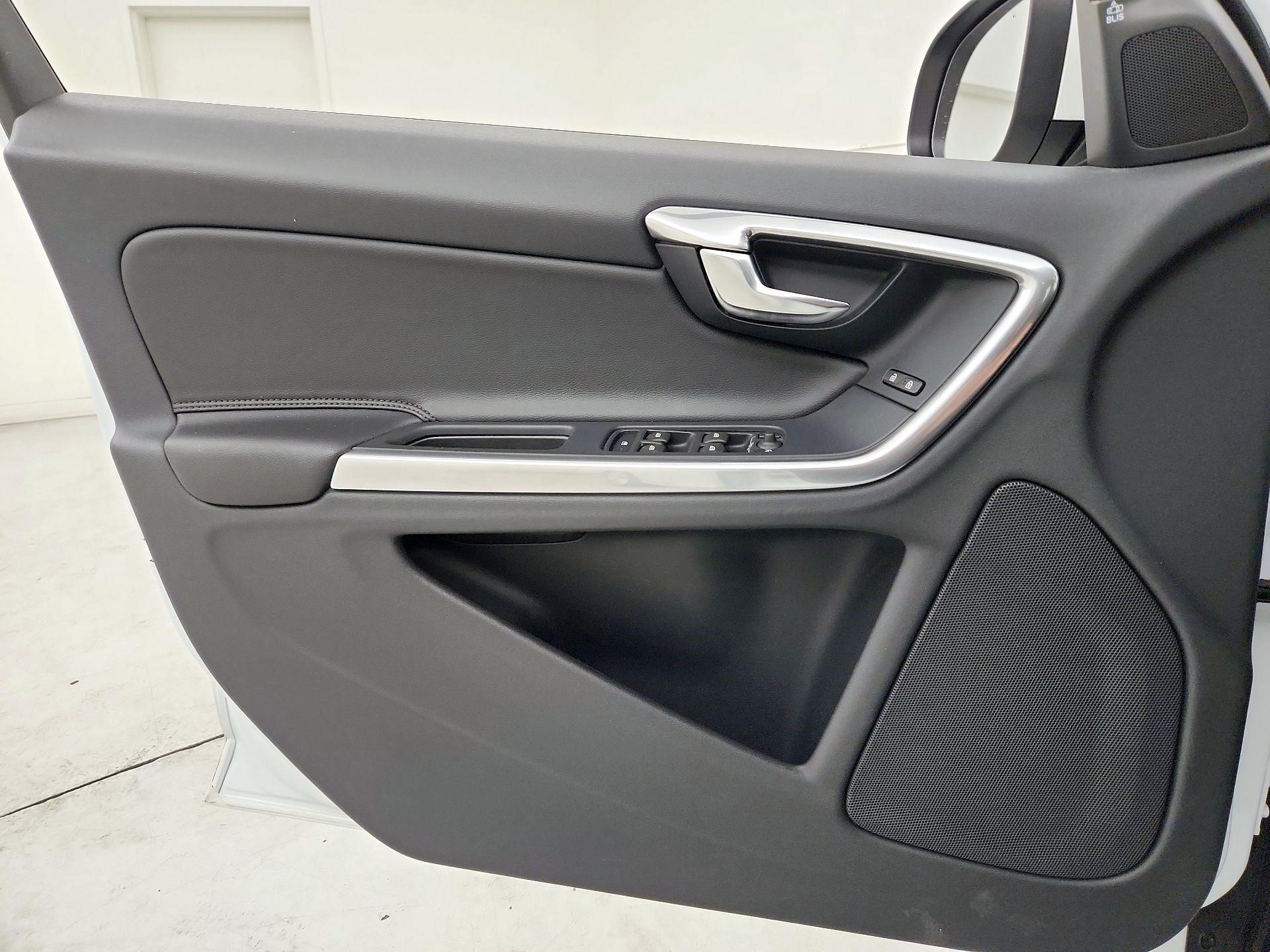 Thumbnail: 2015 Volvo V60 - 12