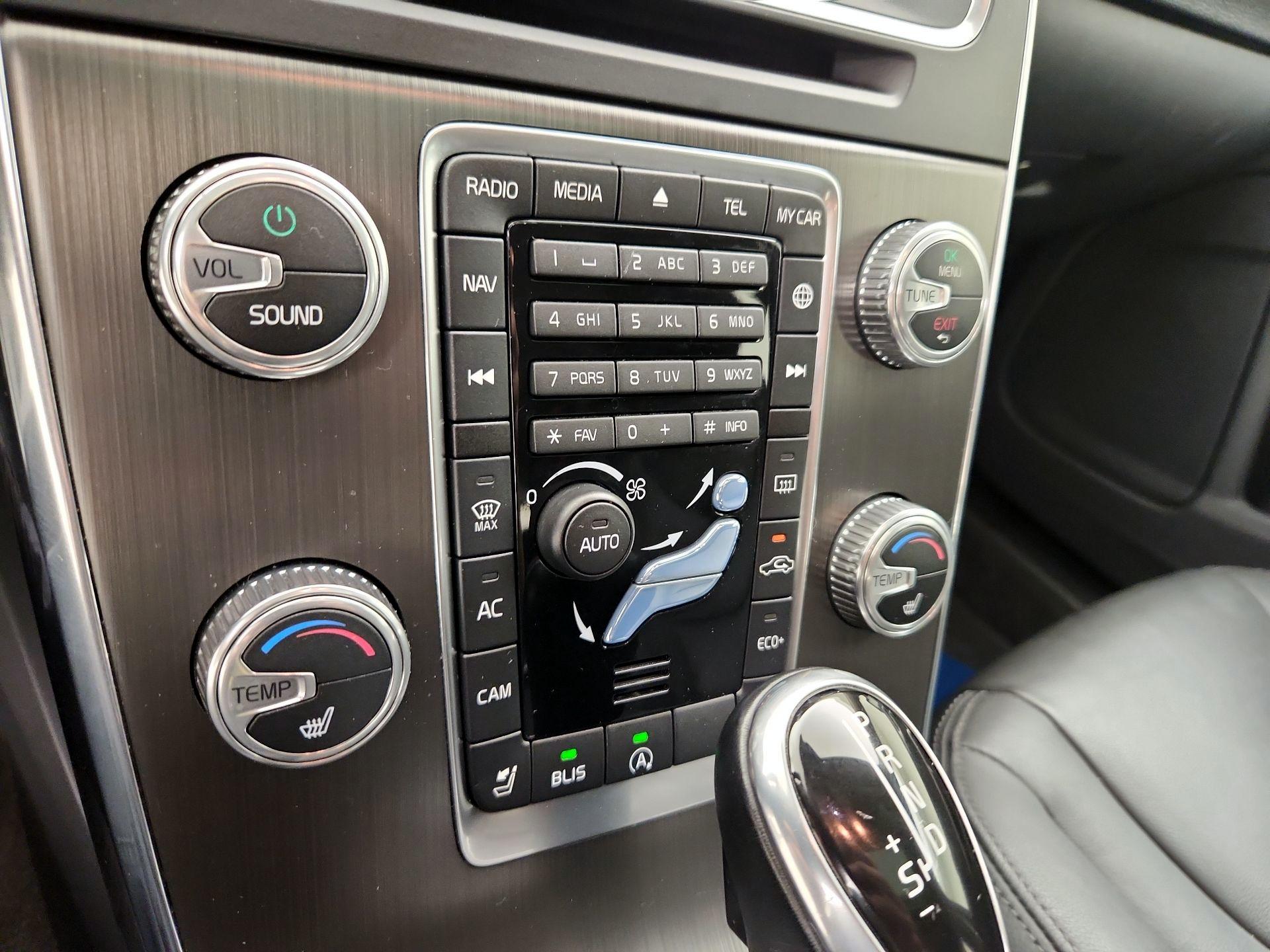 Thumbnail: 2015 Volvo V60 - 17