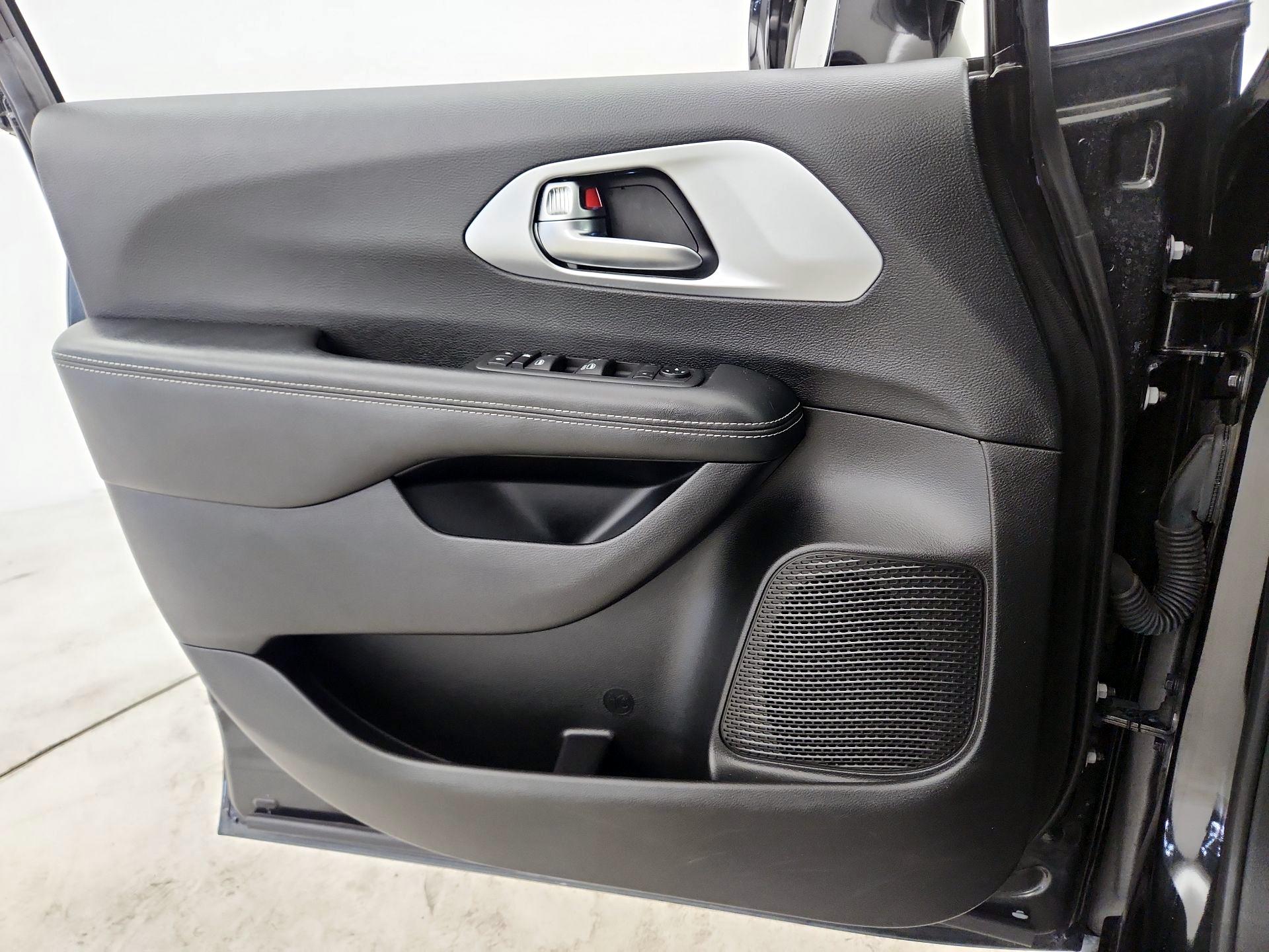 Thumbnail: 2020 Chrysler Pacifica - 12