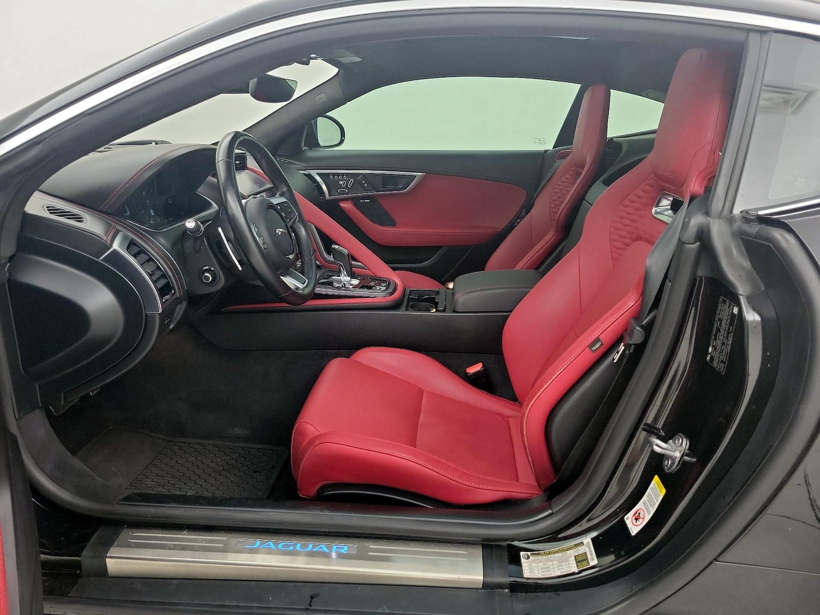2022 Jaguar F-TYPE R-Dynamic - Photo 12