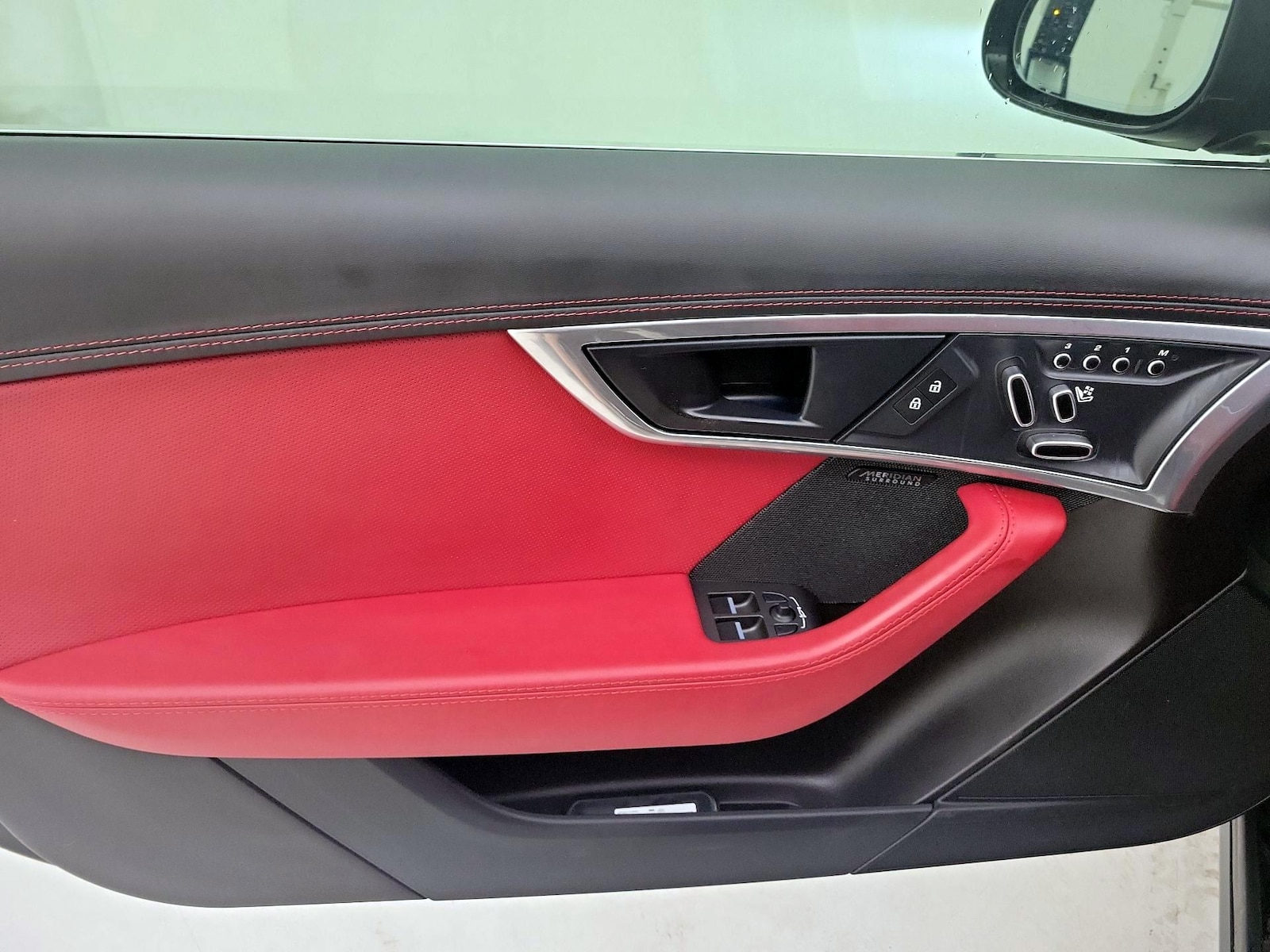2022 Jaguar F-TYPE R-Dynamic - Photo 13