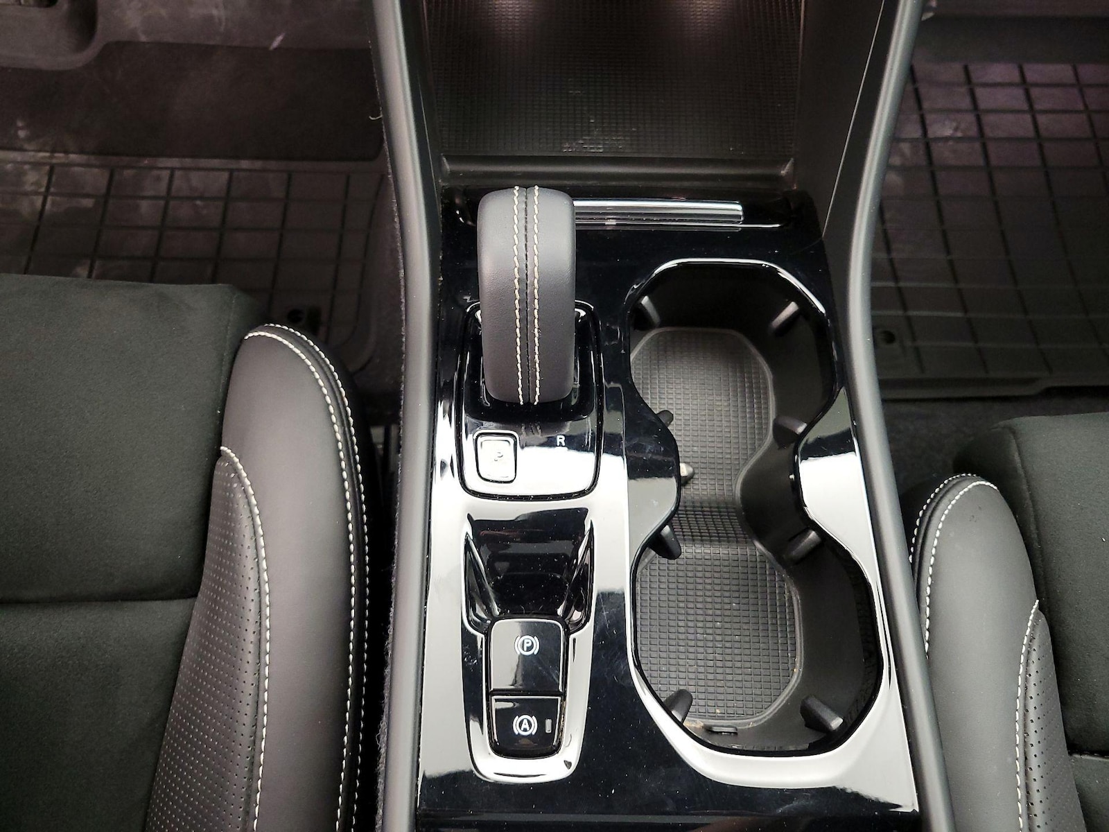 2021 Volvo XC40 R-Design - Photo 18