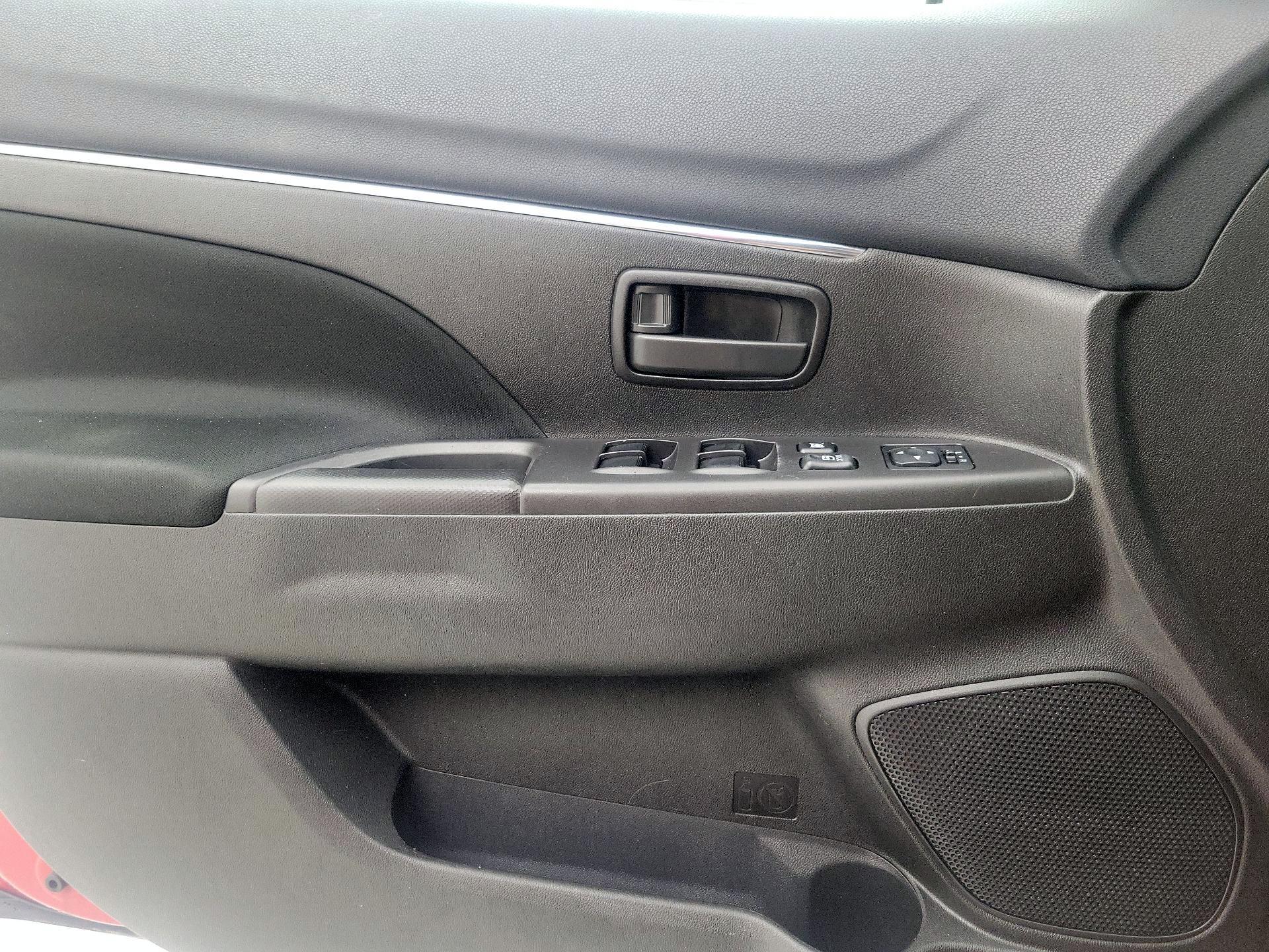 Thumbnail: 2015 Mitsubishi Outlander Sport - 12