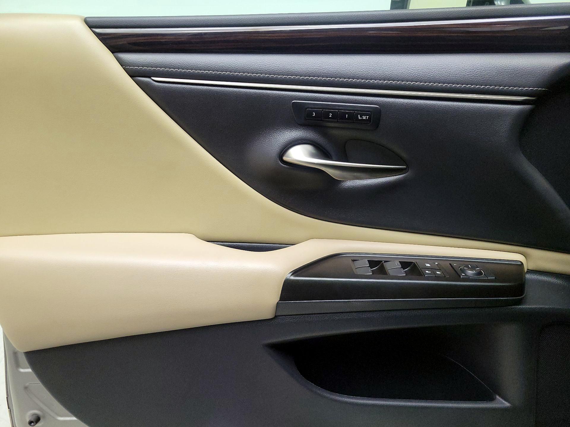 Thumbnail: 2019 Lexus ES - 12