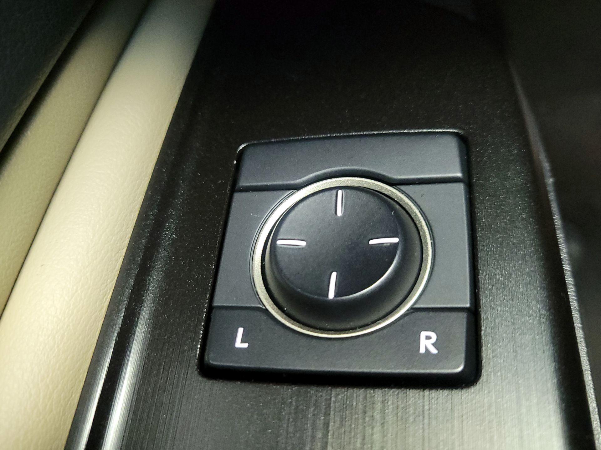 Thumbnail: 2019 Lexus ES - 13