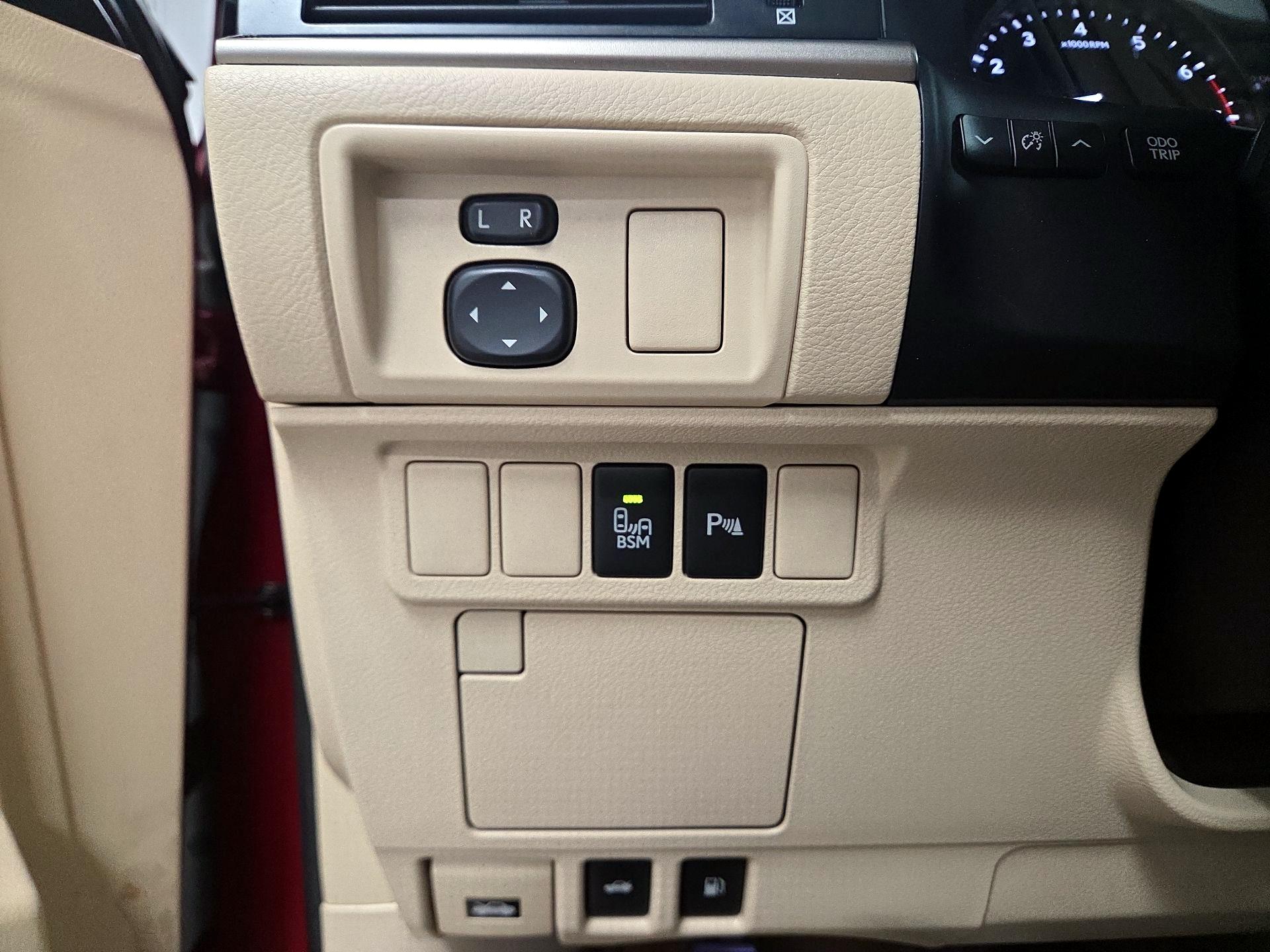Thumbnail: 2015 Lexus ES - 13