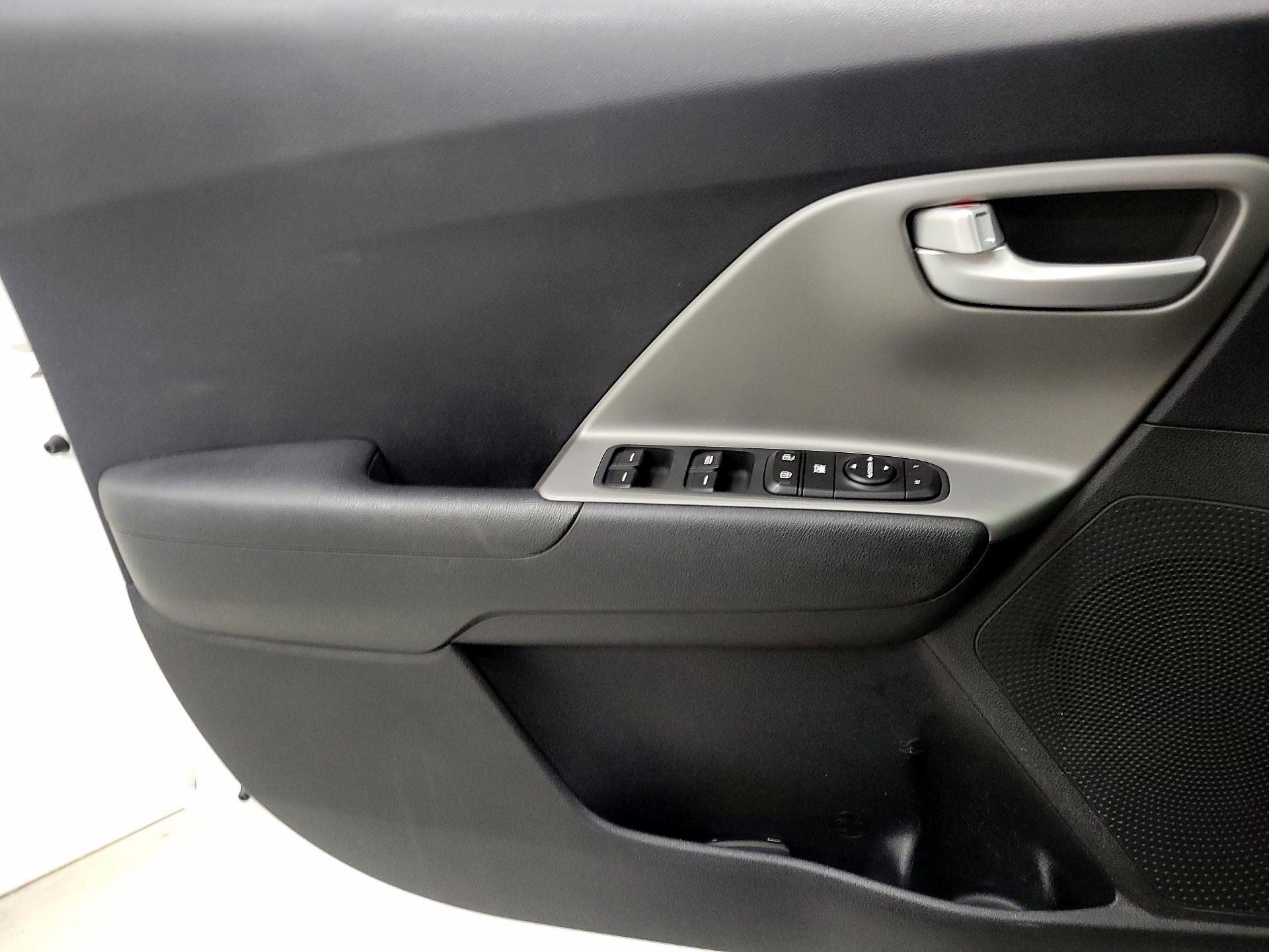 Thumbnail: 2019 Kia Niro - 12
