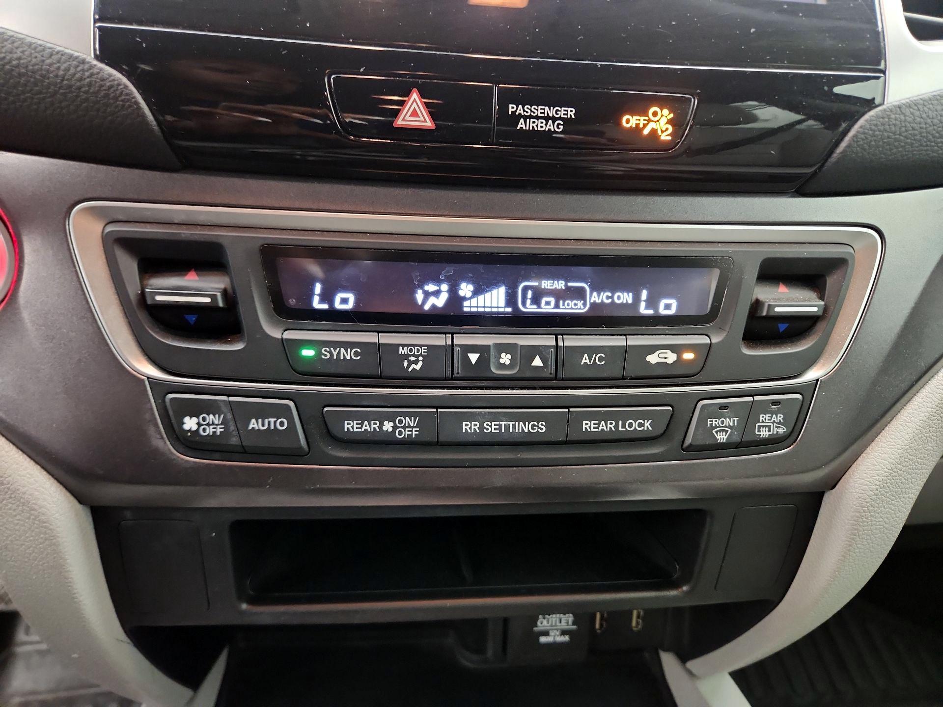 Thumbnail: 2017 Honda Pilot - 16