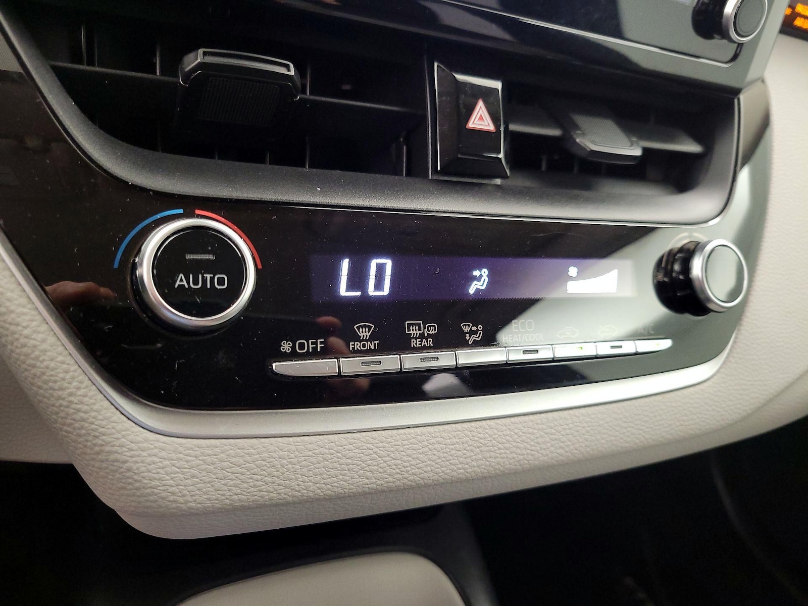 2020 Toyota Corolla LE - Photo 17