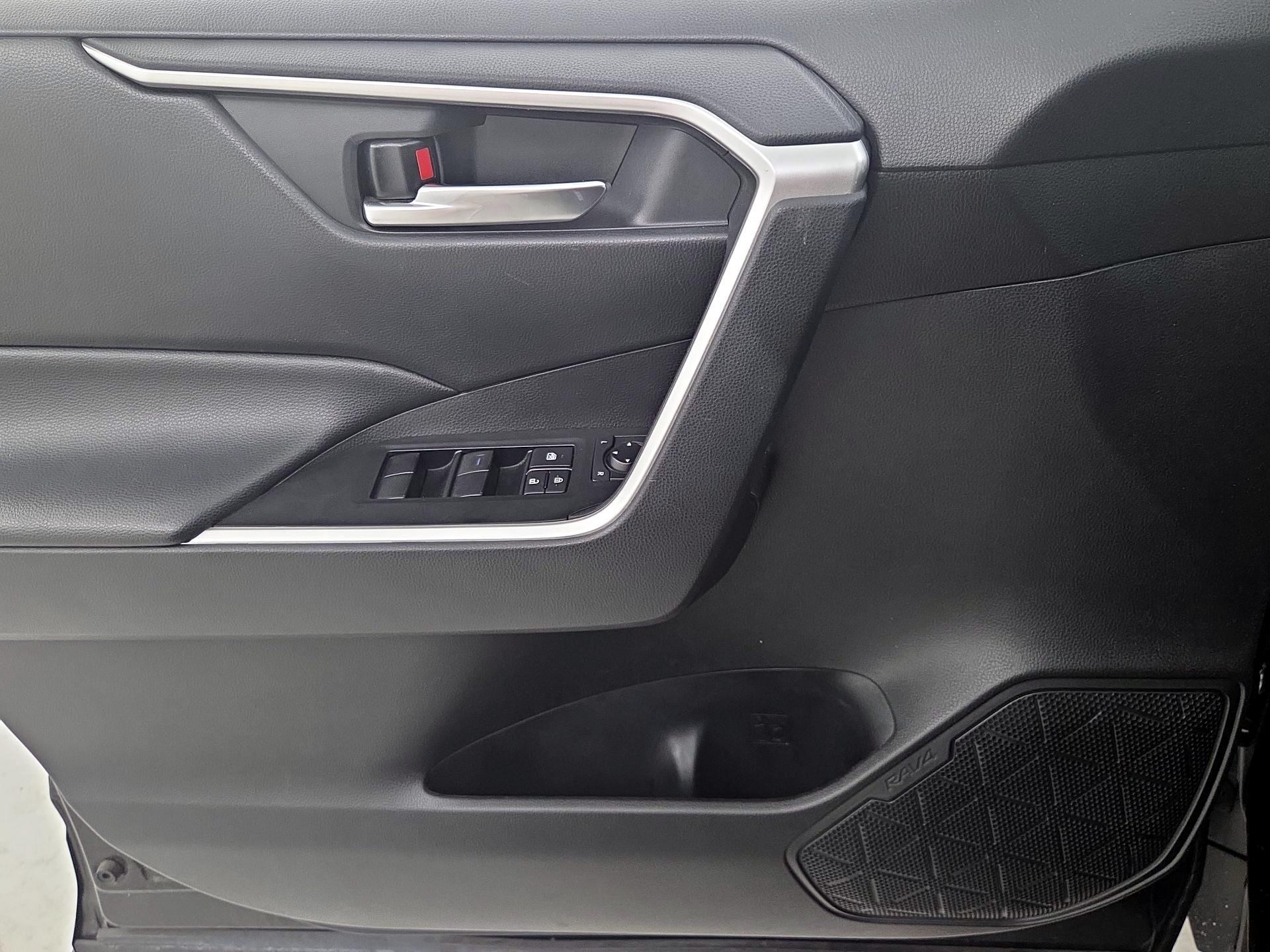Thumbnail: 2021 Toyota RAV4 - 12