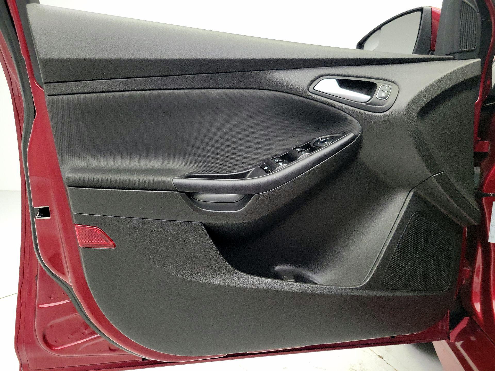 Thumbnail: 2015 Ford Focus - 12