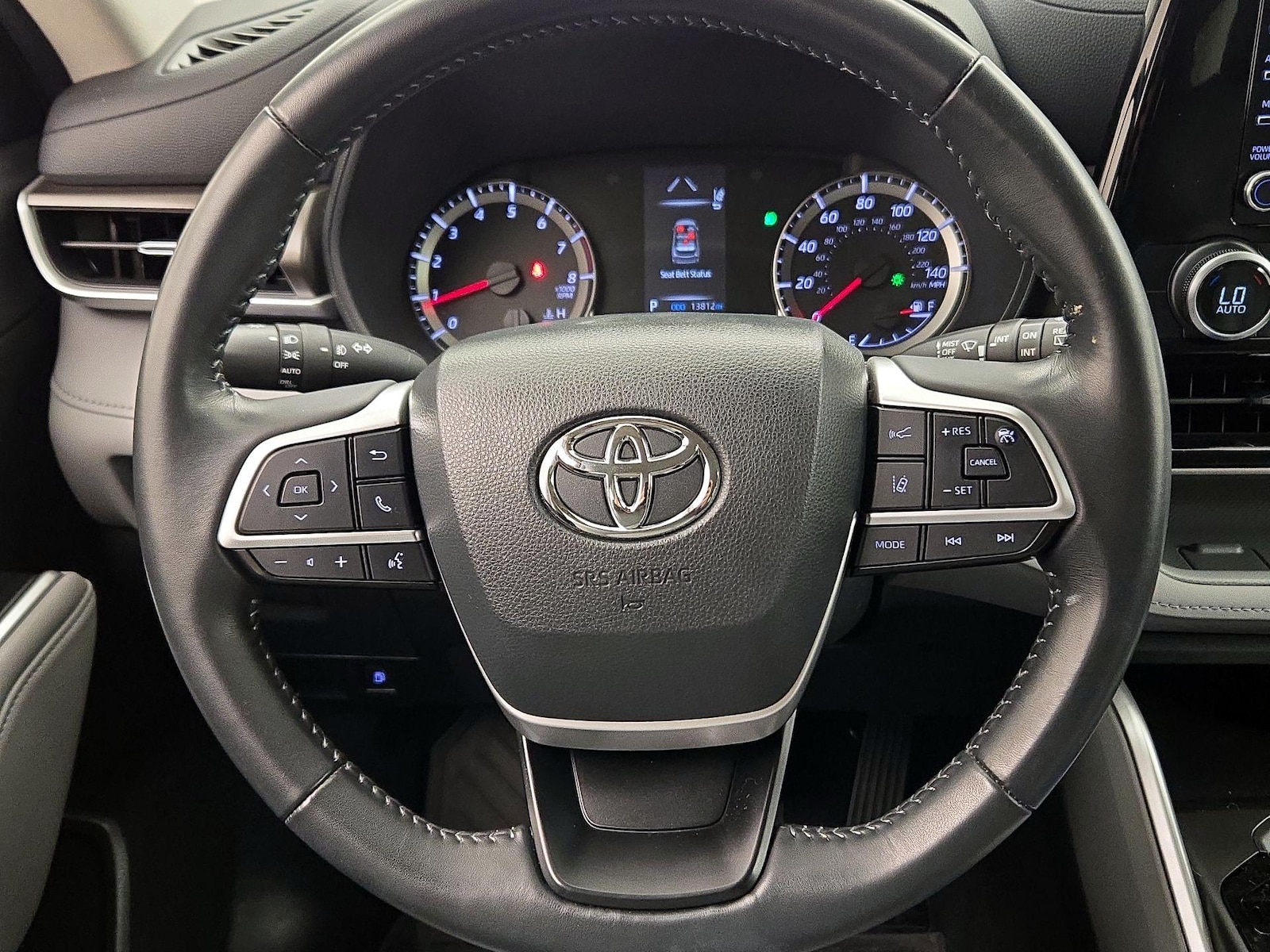 2022 Toyota Highlander LE - Photo 11