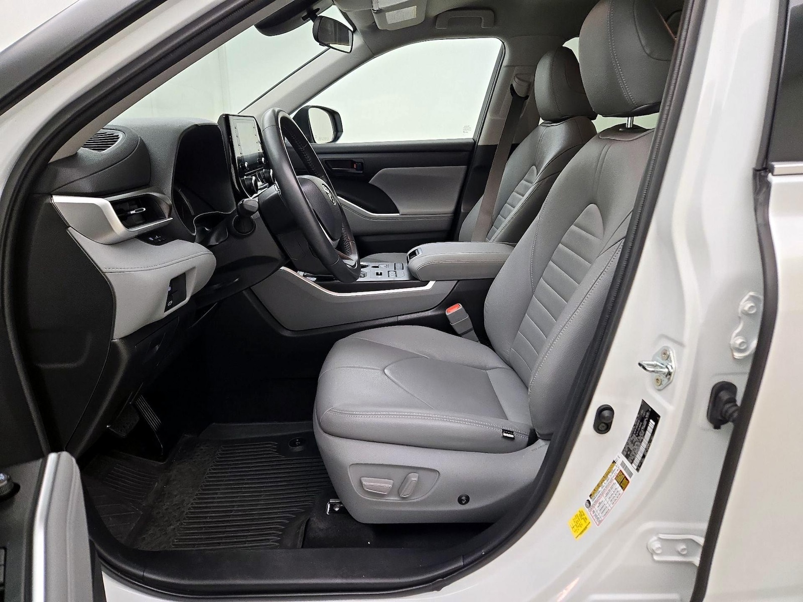 2022 Toyota Highlander LE - Photo 12