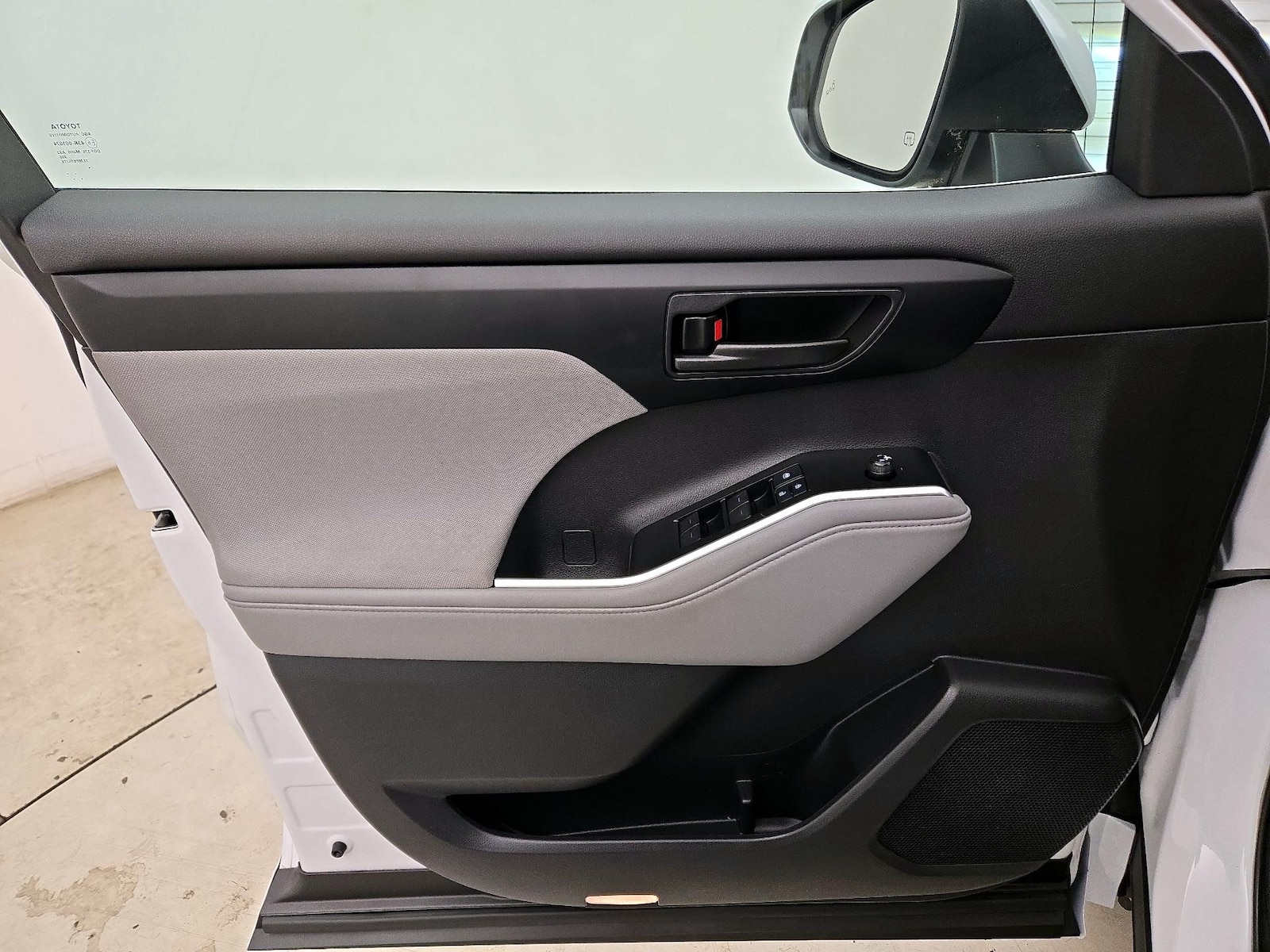 2022 Toyota Highlander LE - Photo 13