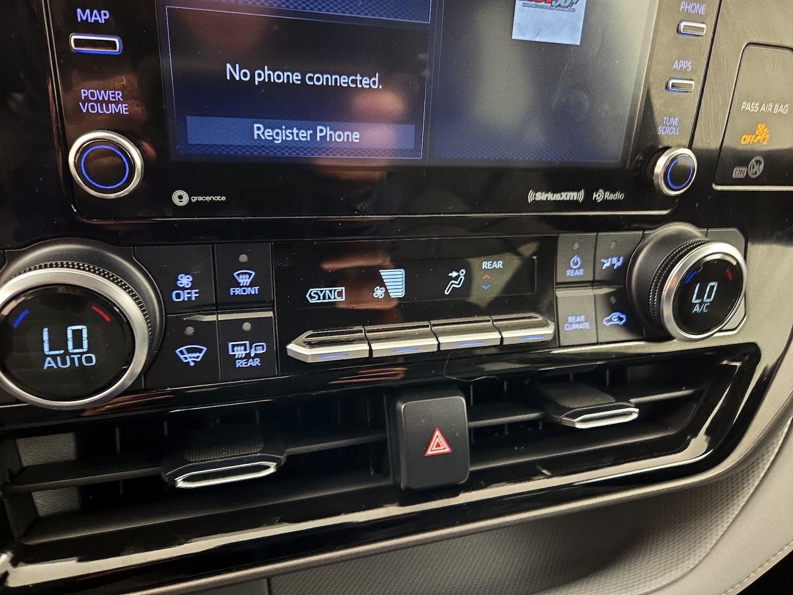 2022 Toyota Highlander LE - Photo 16