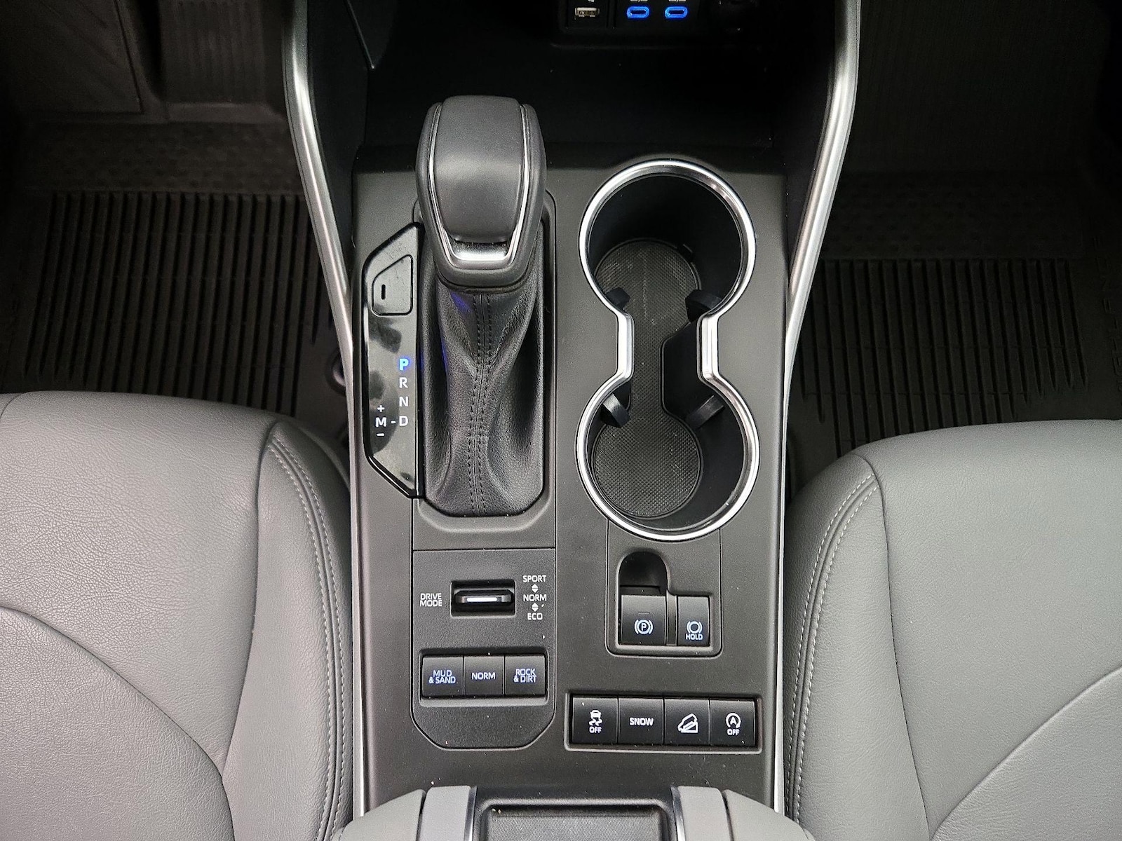 2022 Toyota Highlander LE - Photo 17