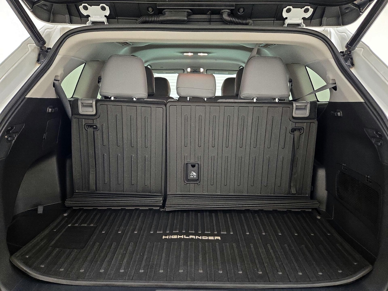 2022 Toyota Highlander LE - Photo 18