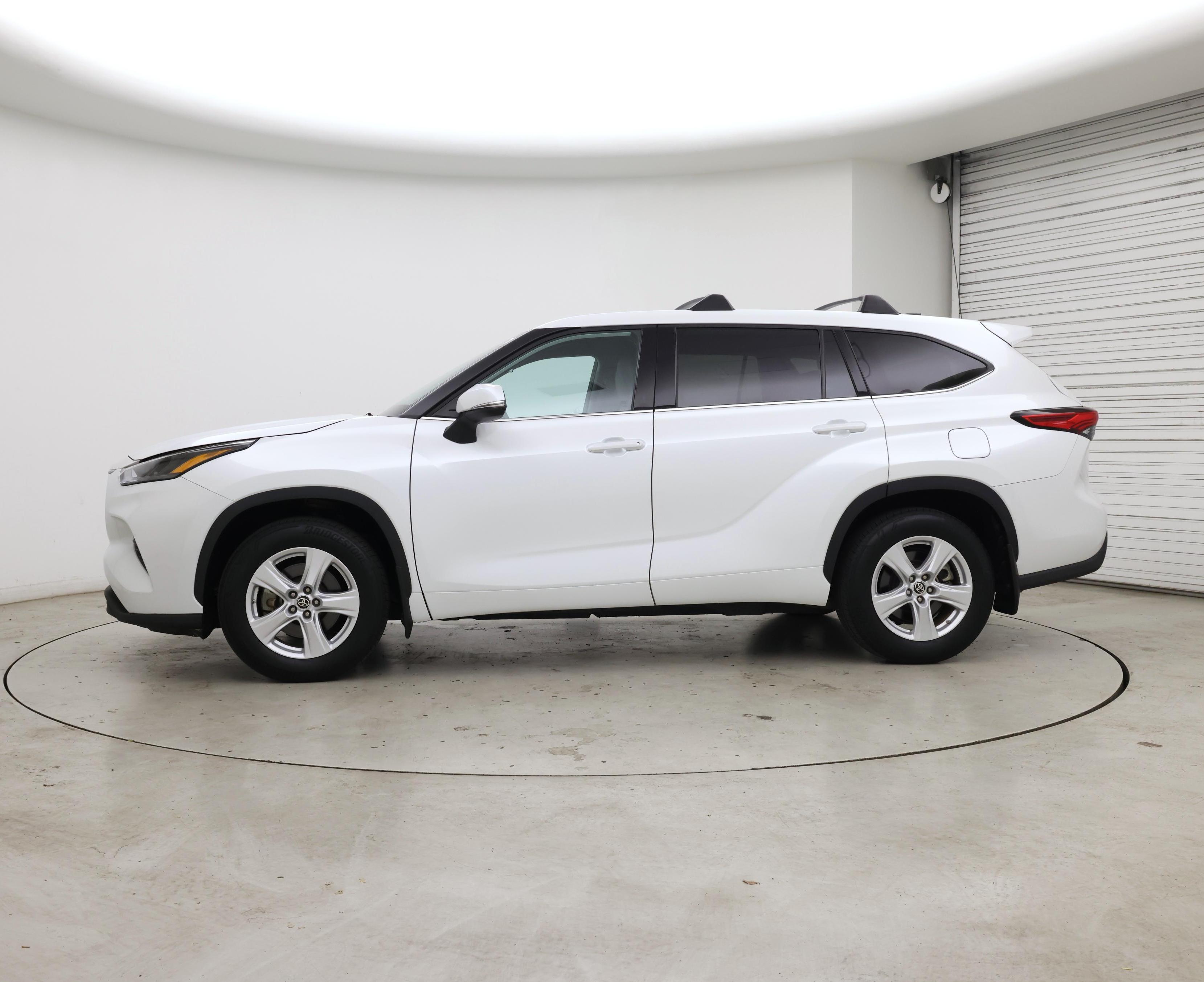 Thumbnail: 2022 Toyota Highlander - 3