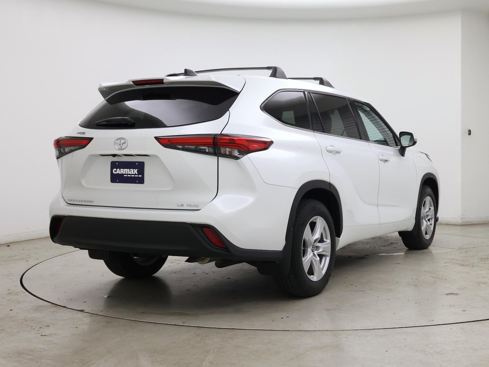 2022 Toyota Highlander LE - Photo 9