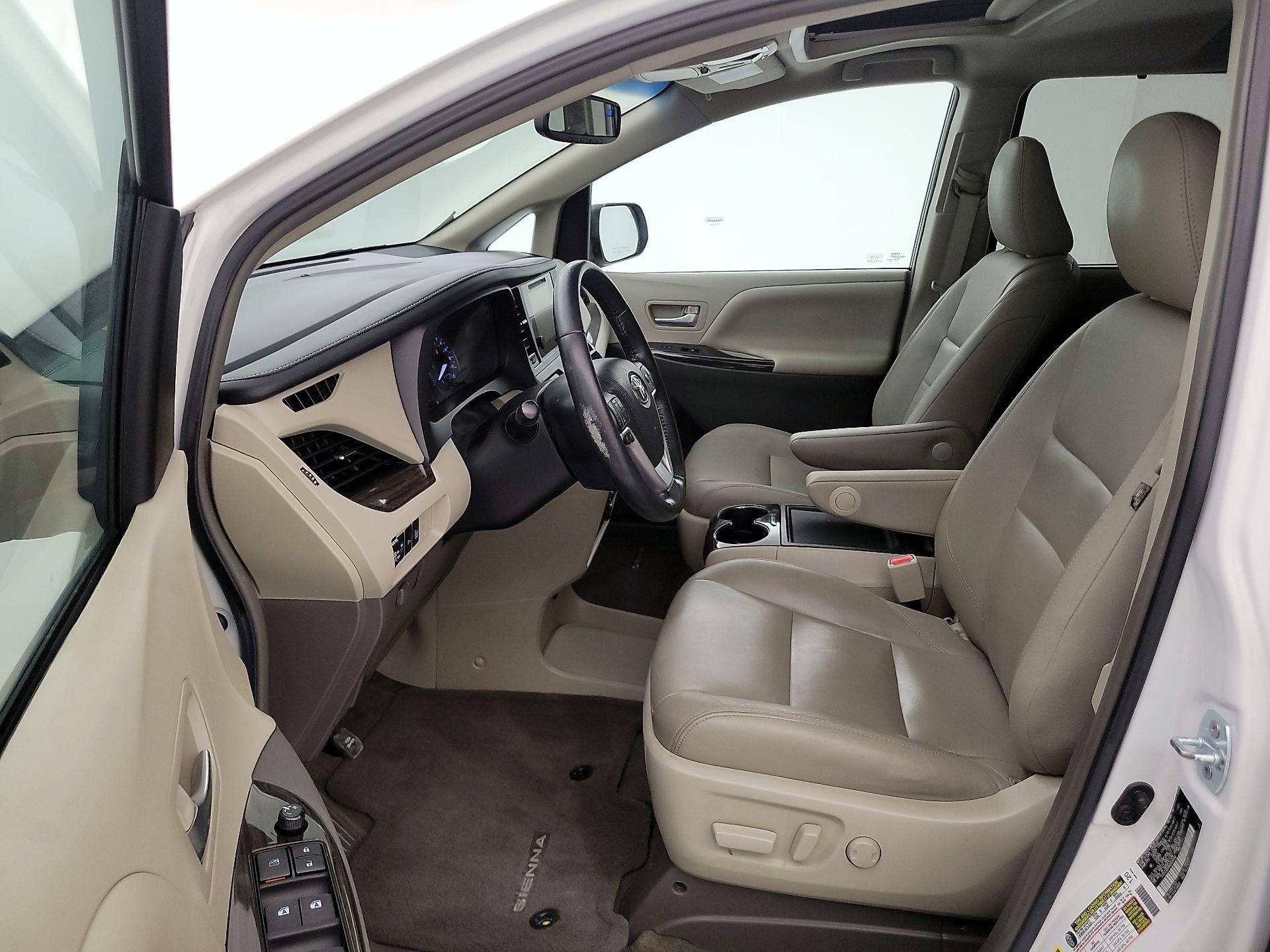 Thumbnail: 2017 Toyota Sienna - 11
