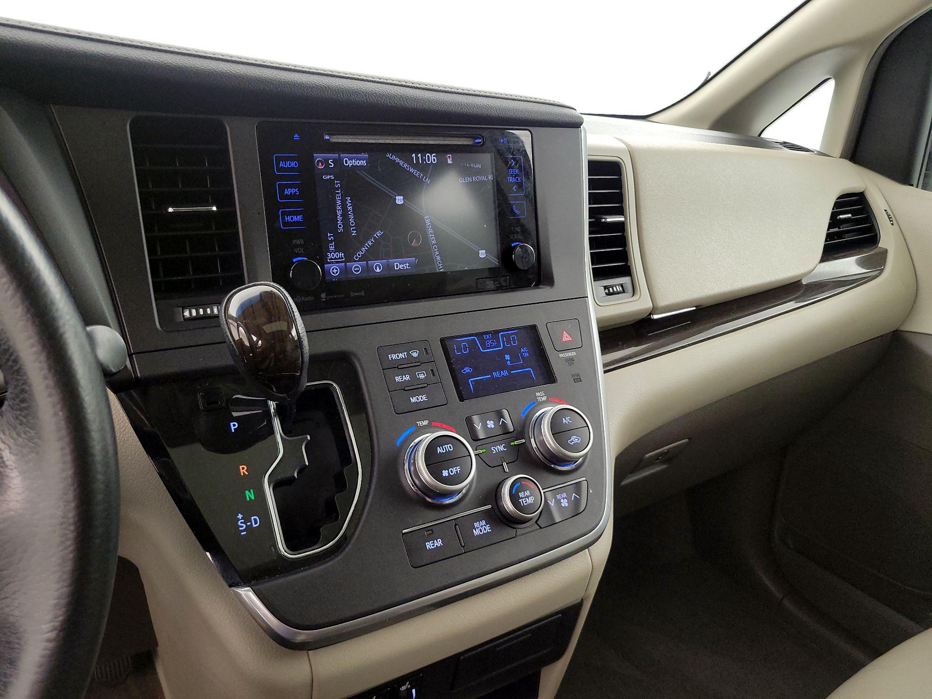 Thumbnail: 2017 Toyota Sienna - 14