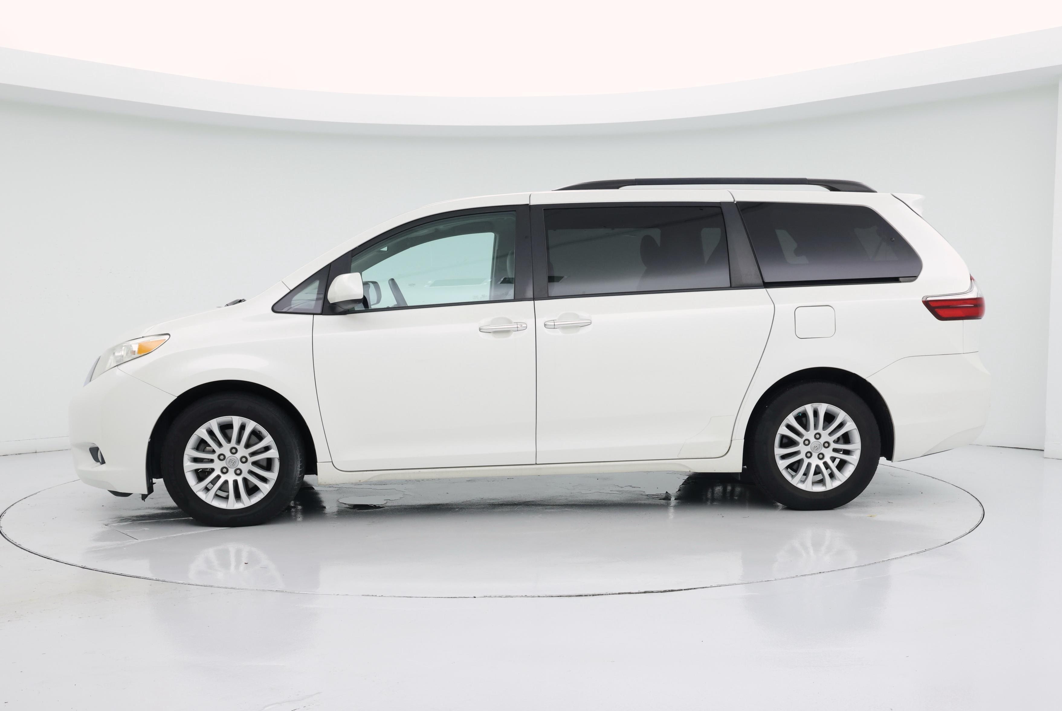 Thumbnail: 2017 Toyota Sienna - 3