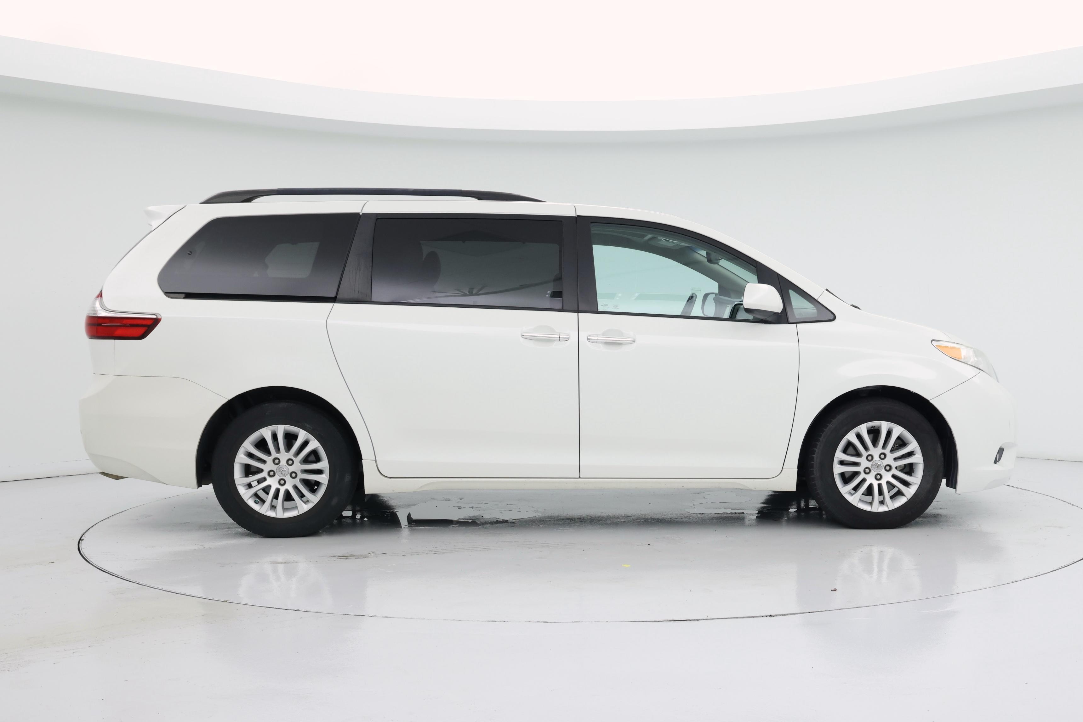 Thumbnail: 2017 Toyota Sienna - 7