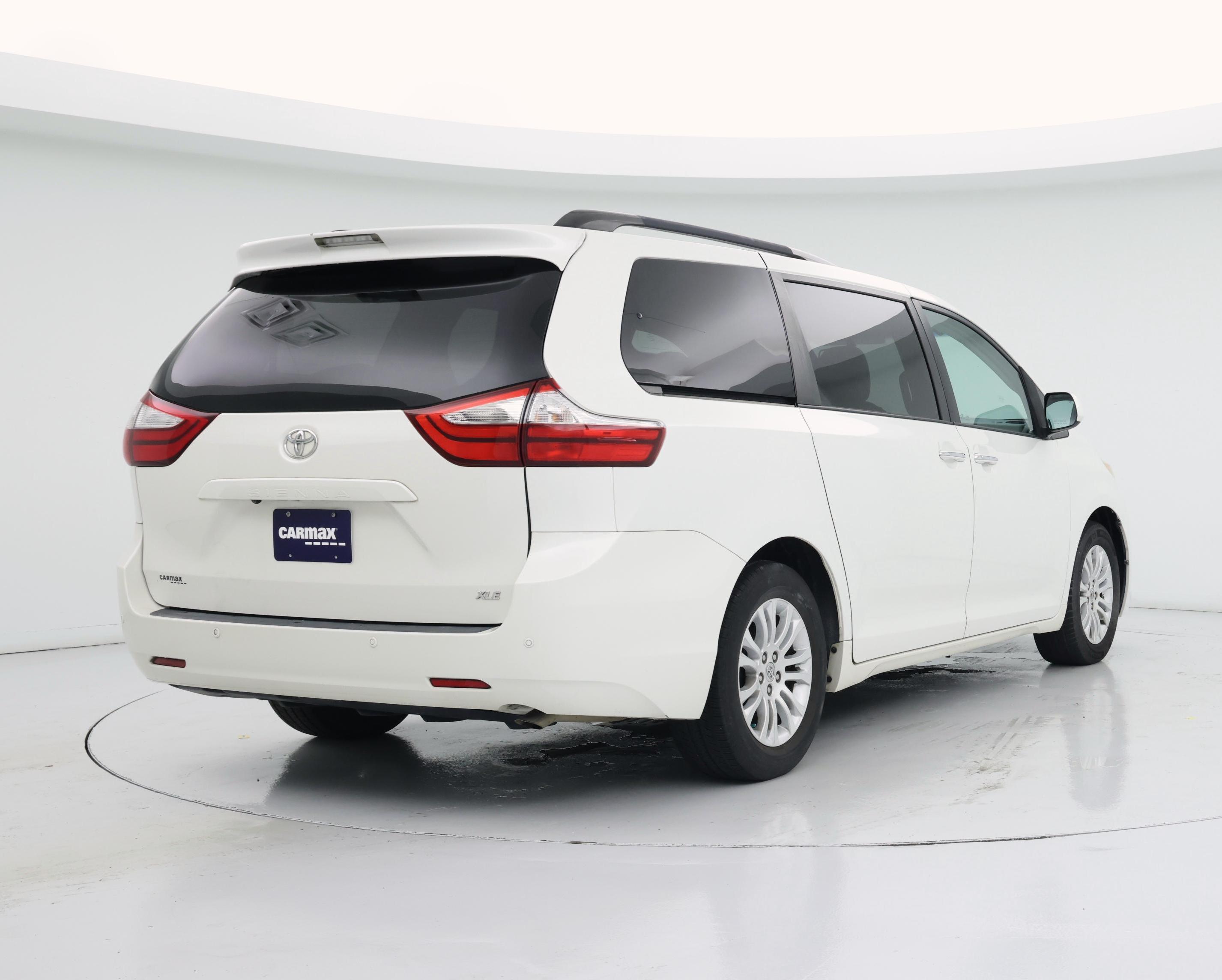 Thumbnail: 2017 Toyota Sienna - 8