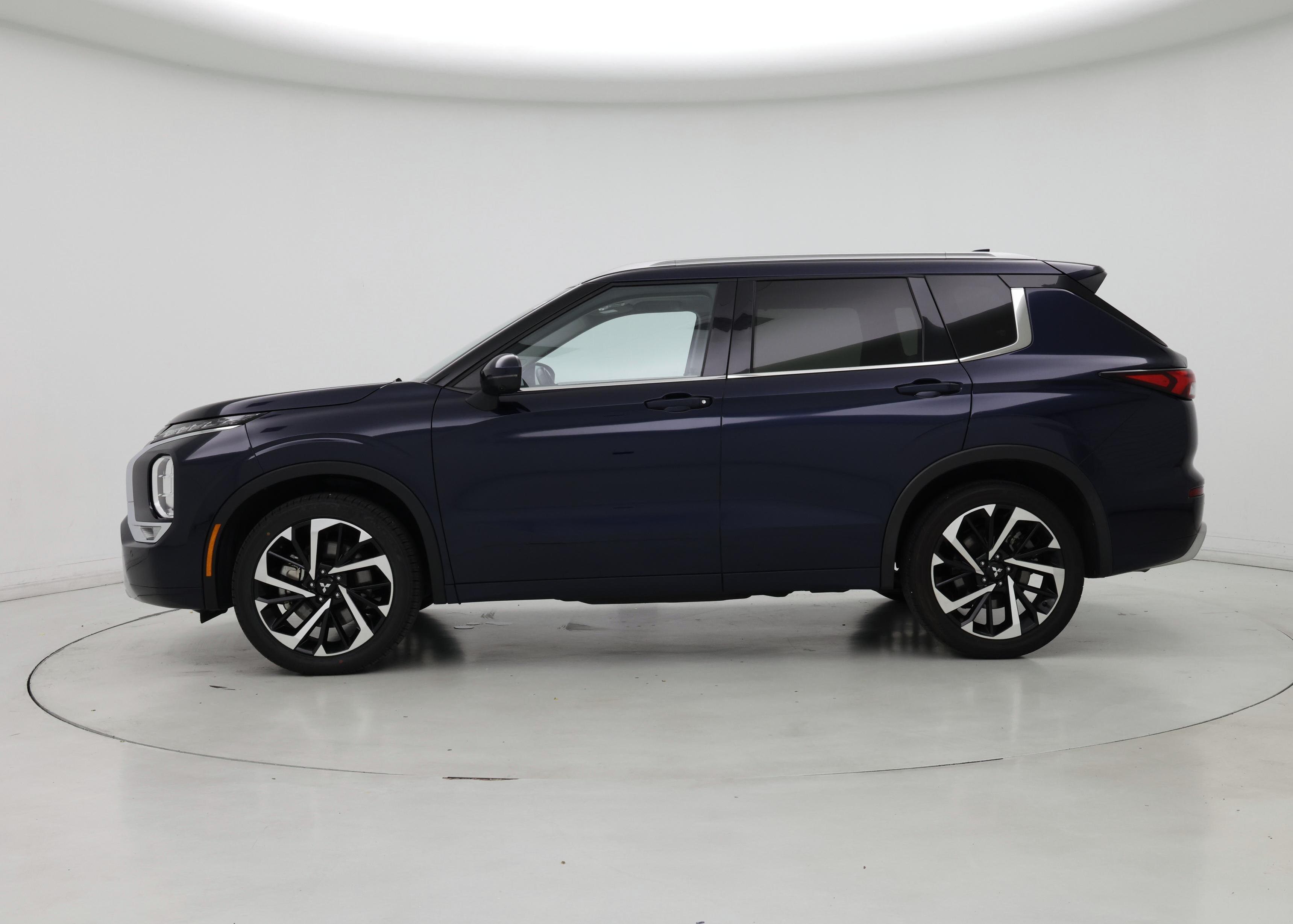 Thumbnail: 2024 Mitsubishi Outlander - 3