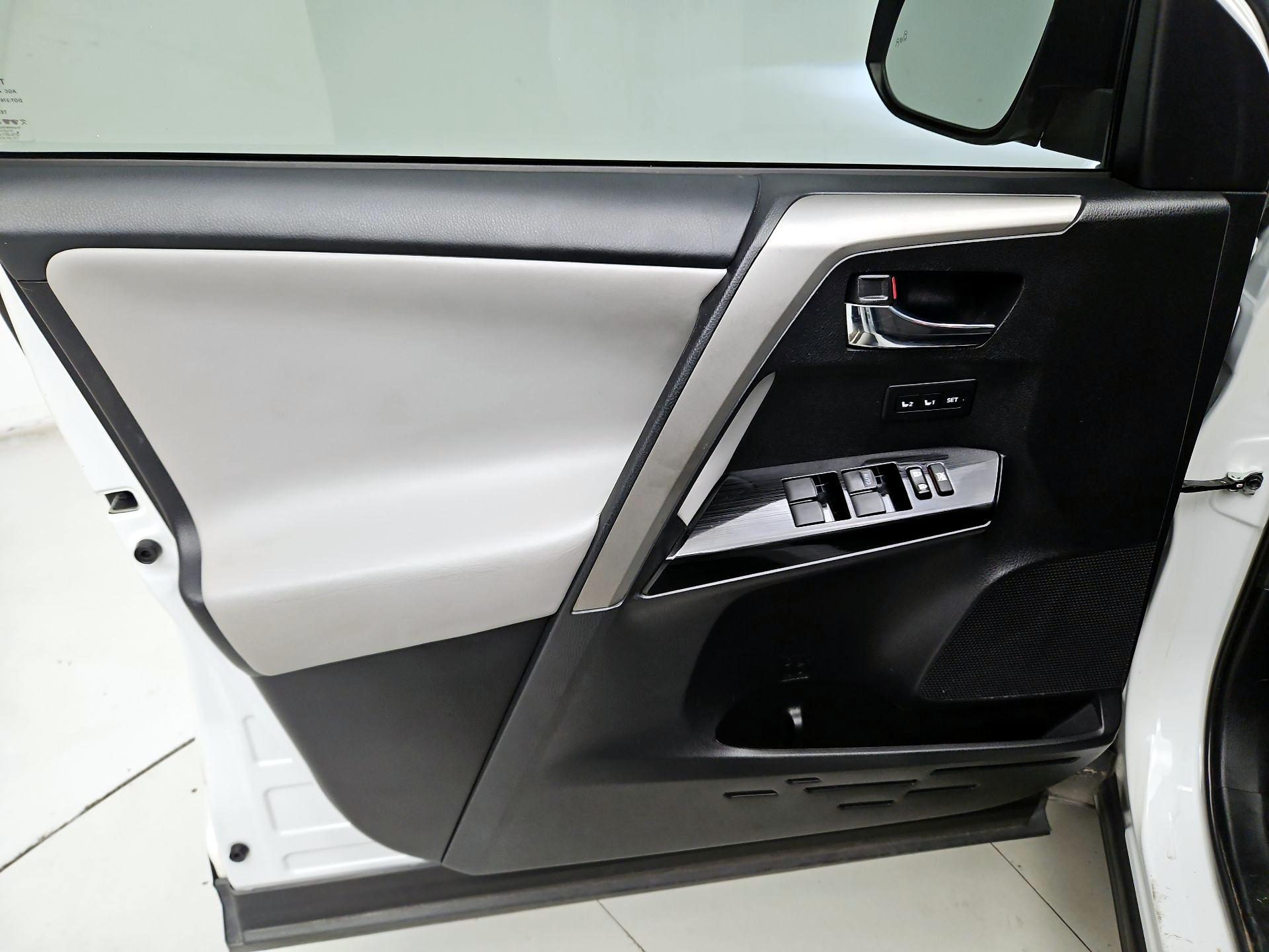 Thumbnail: 2018 Toyota RAV4 - 12