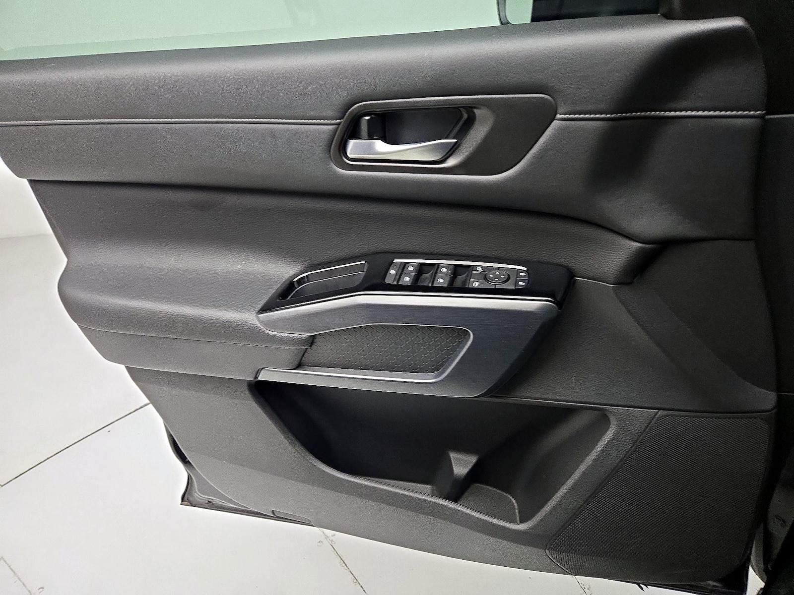 2025 Nissan Pathfinder SL - Photo 13